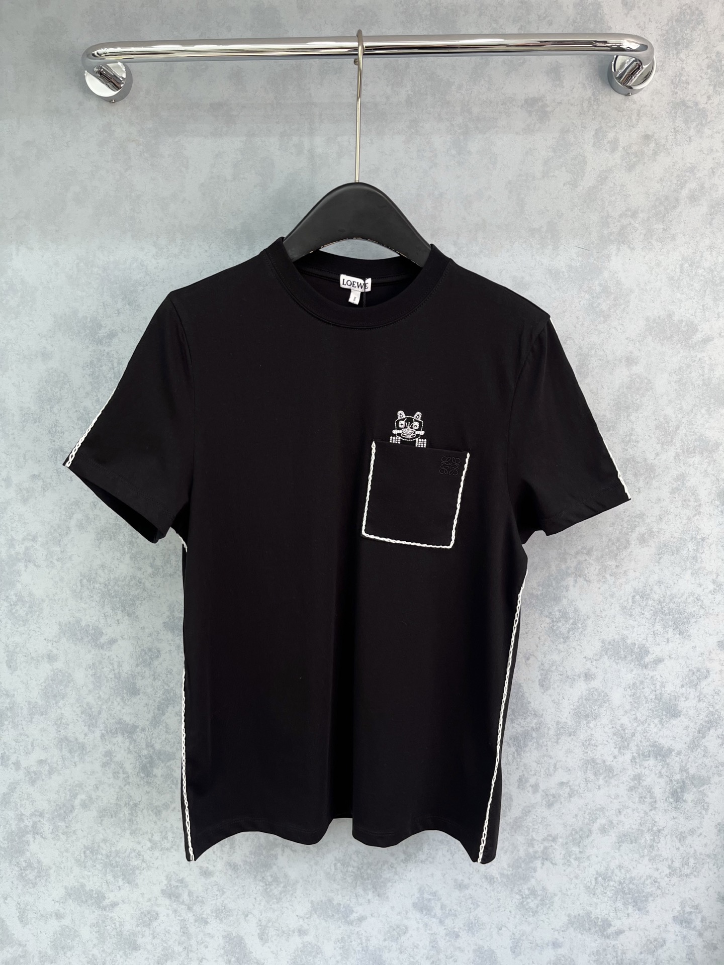 🛒𝐍𝐄𝐖 · 𝟐𝟎𝟐5/爆款现货原单品质 Loe*｜25新品刺绣短袖T恤精致版型上身巨显瘦！定制最新工艺