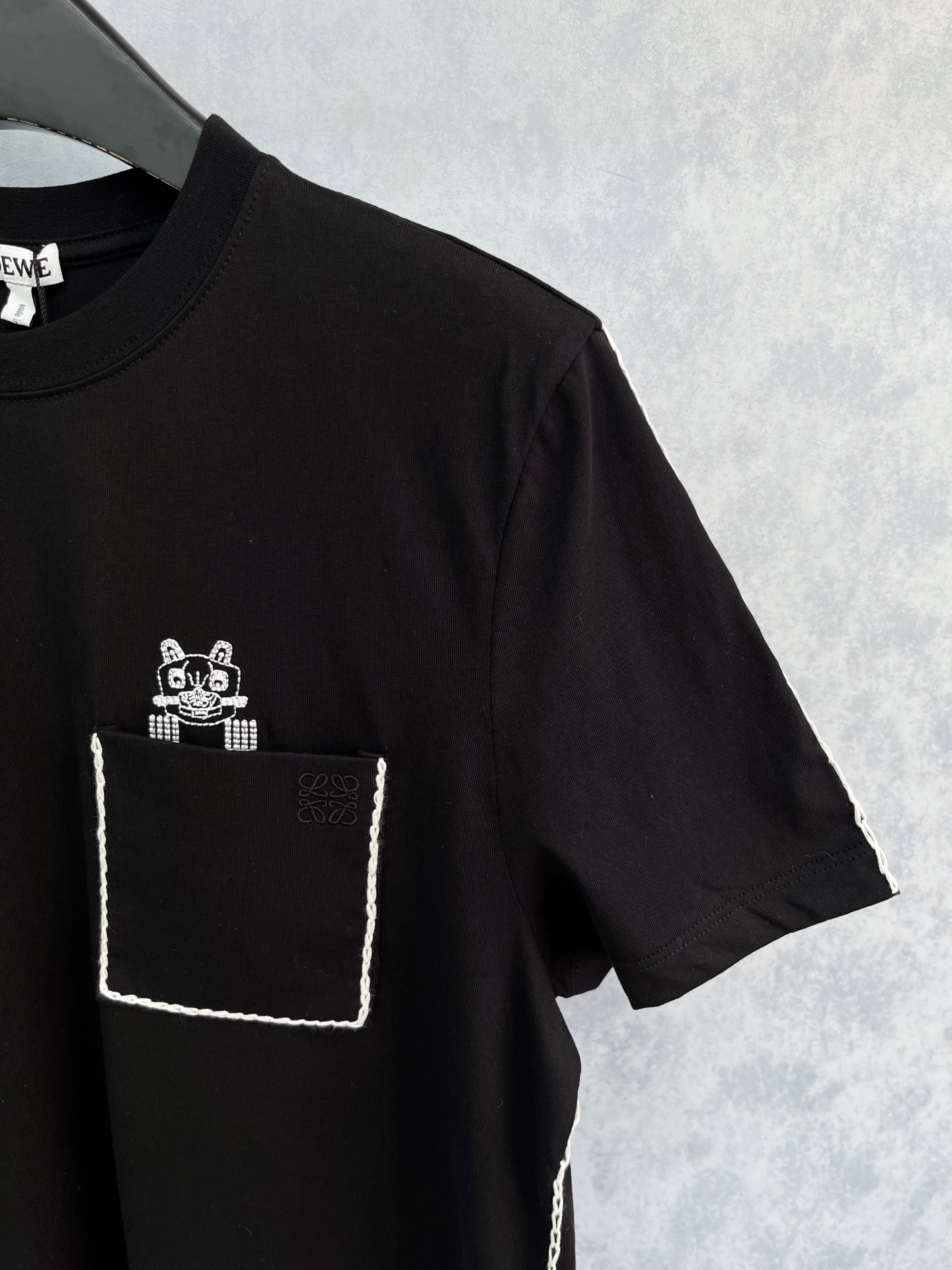 🛒𝐍𝐄𝐖 · 𝟐𝟎𝟐5/爆款现货原单品质 Loe*｜25新品刺绣短袖T恤精致版型上身巨显瘦！定制最新工艺