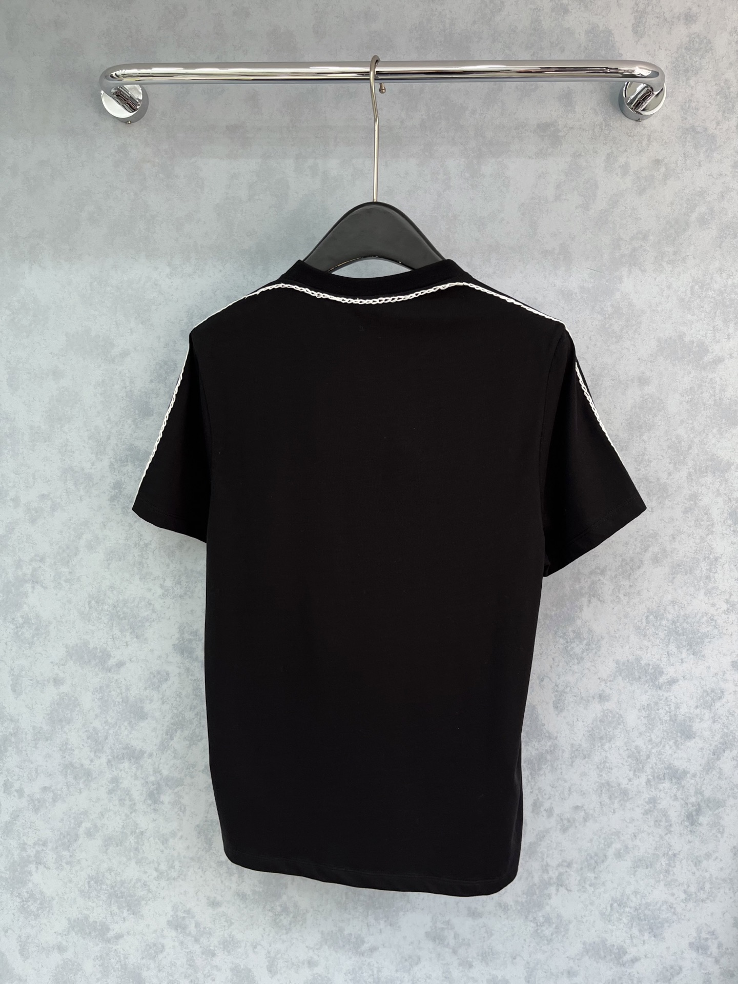 🛒𝐍𝐄𝐖 · 𝟐𝟎𝟐5/爆款现货原单品质 Loe*｜25新品刺绣短袖T恤精致版型上身巨显瘦！定制最新工艺