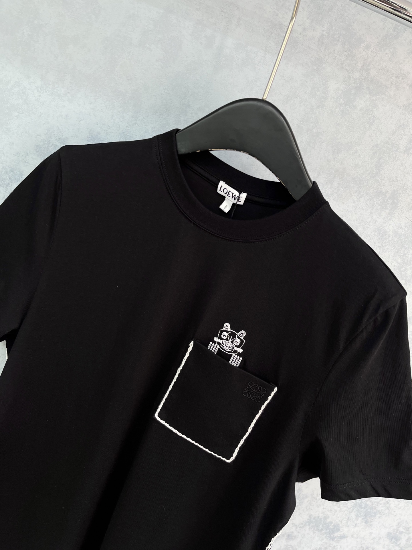 🛒𝐍𝐄𝐖 · 𝟐𝟎𝟐5/爆款现货原单品质 Loe*｜25新品刺绣短袖T恤精致版型上身巨显瘦！定制最新工艺