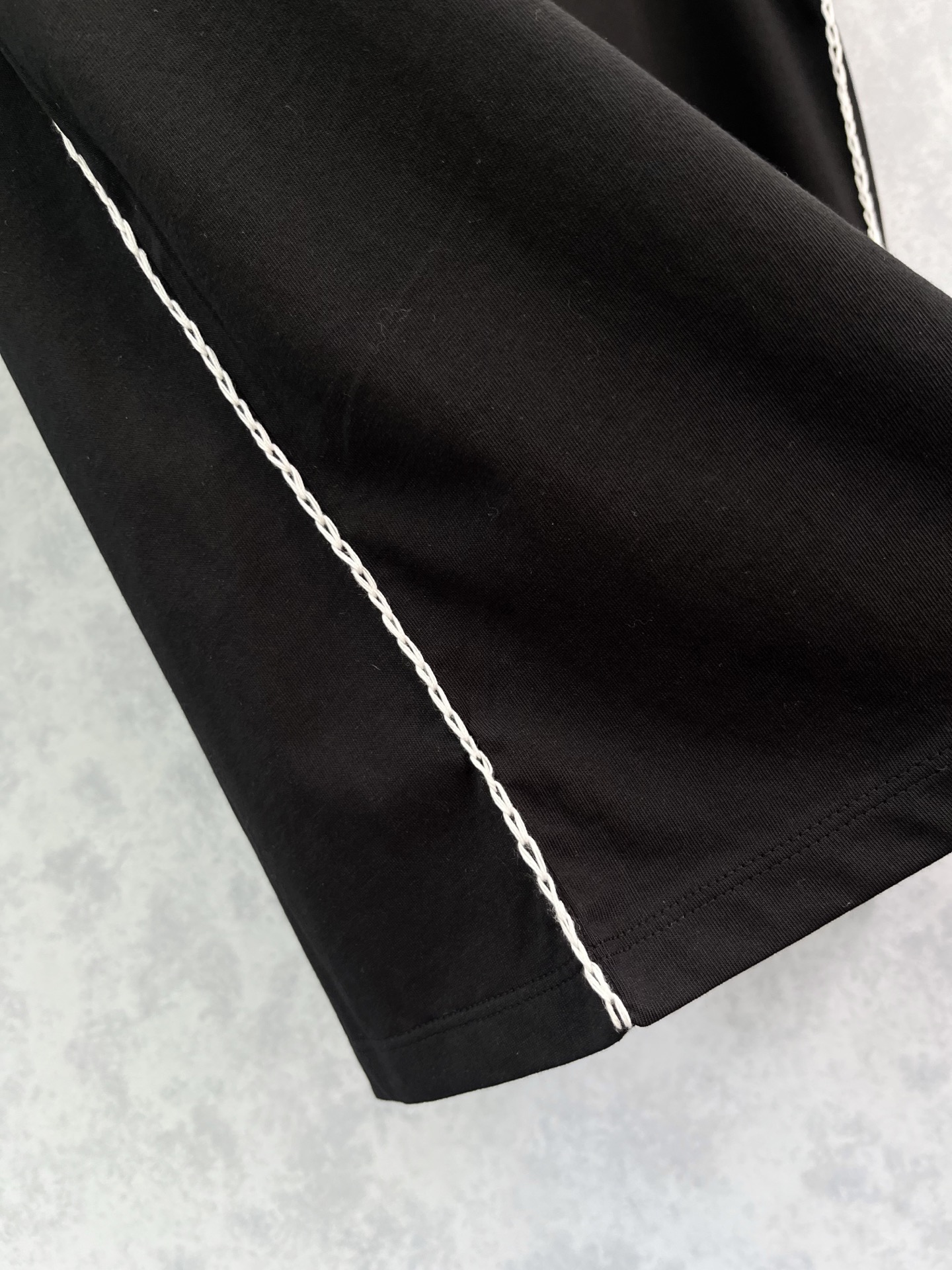 🛒𝐍𝐄𝐖 · 𝟐𝟎𝟐5/爆款现货原单品质 Loe*｜25新品刺绣短袖T恤精致版型上身巨显瘦！定制最新工艺