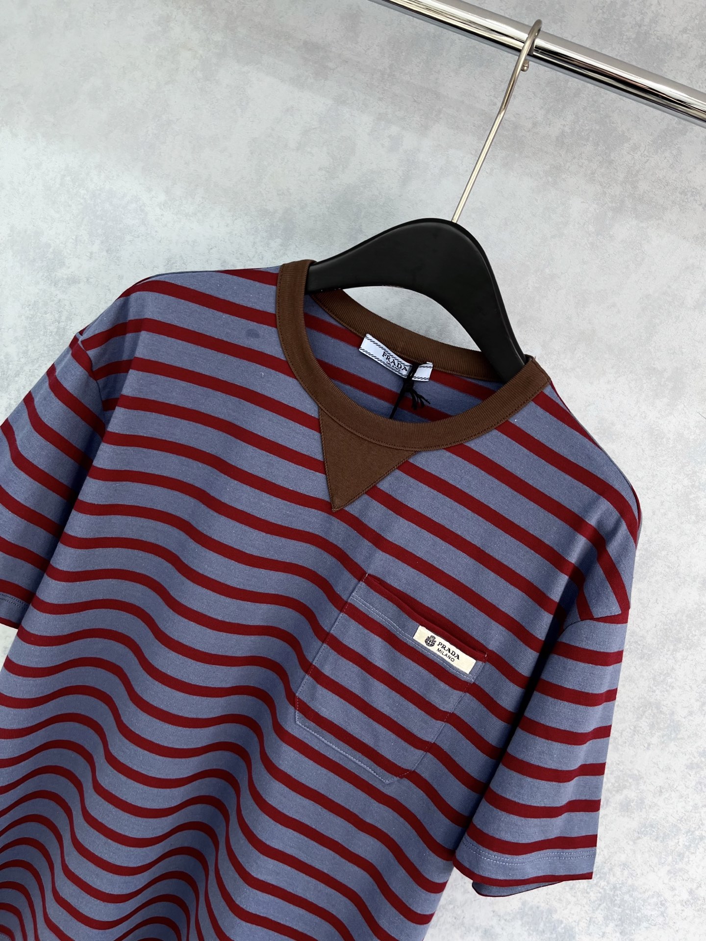 🛒𝐍𝐄𝐖 · 𝟐𝟎𝟐5/爆款现货【原版定制】 Prad*｜2025撞色圆领贴布绣短袖T恤定制YB原生全棉