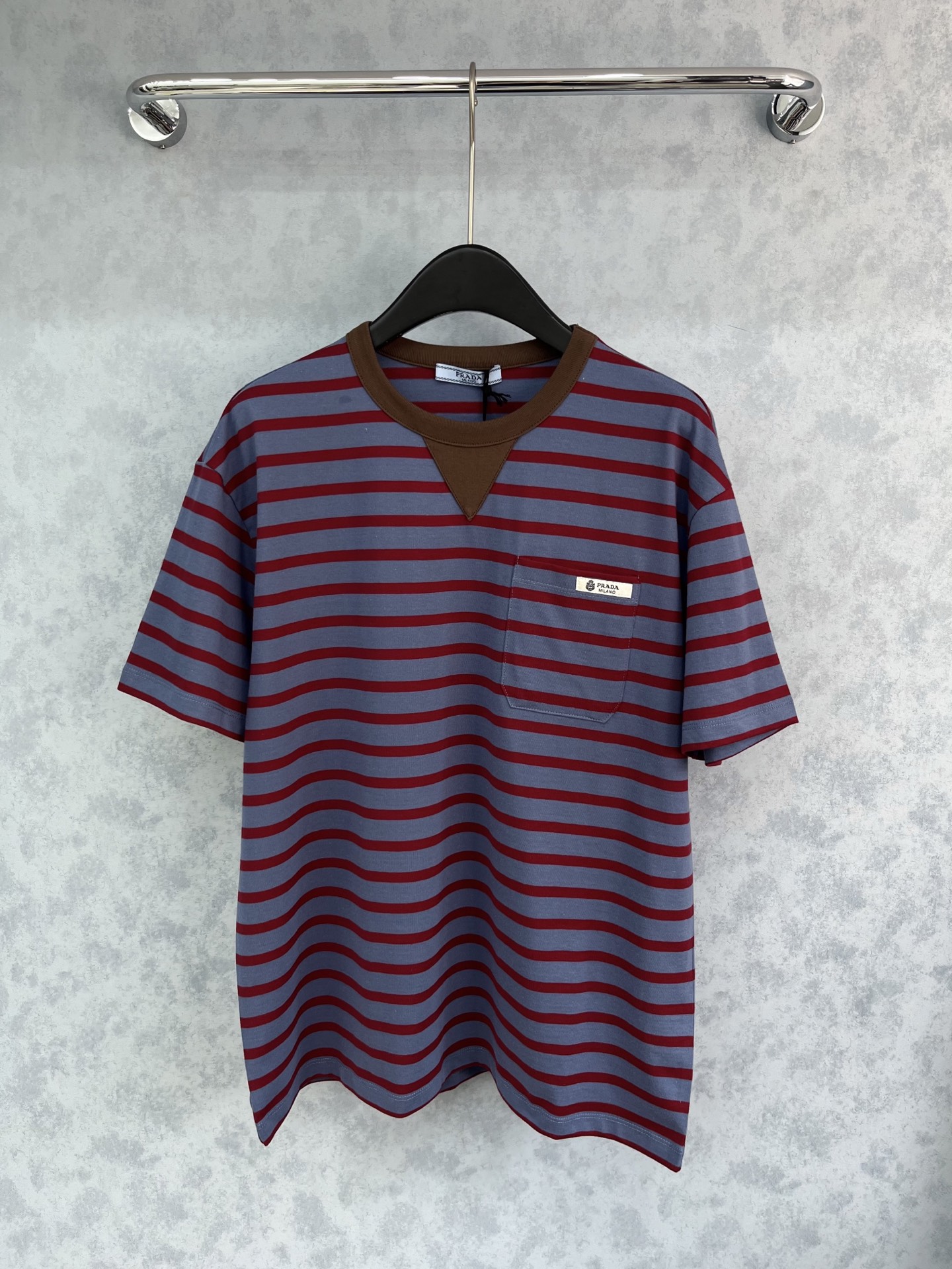 🛒𝐍𝐄𝐖 · 𝟐𝟎𝟐5/爆款现货【原版定制】 Prad*｜2025撞色圆领贴布绣短袖T恤定制YB原生全棉