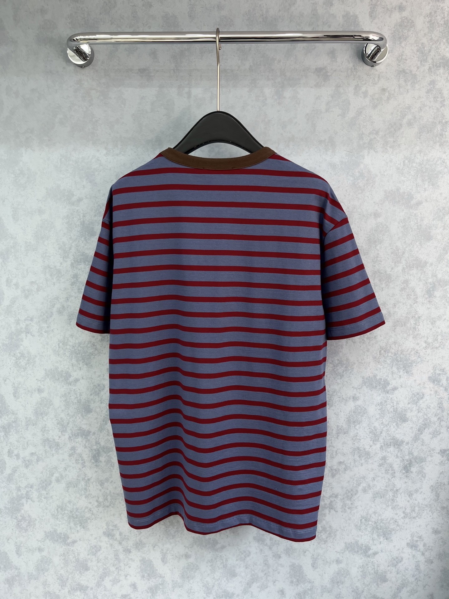 🛒𝐍𝐄𝐖 · 𝟐𝟎𝟐5/爆款现货【原版定制】 Prad*｜2025撞色圆领贴布绣短袖T恤定制YB原生全棉