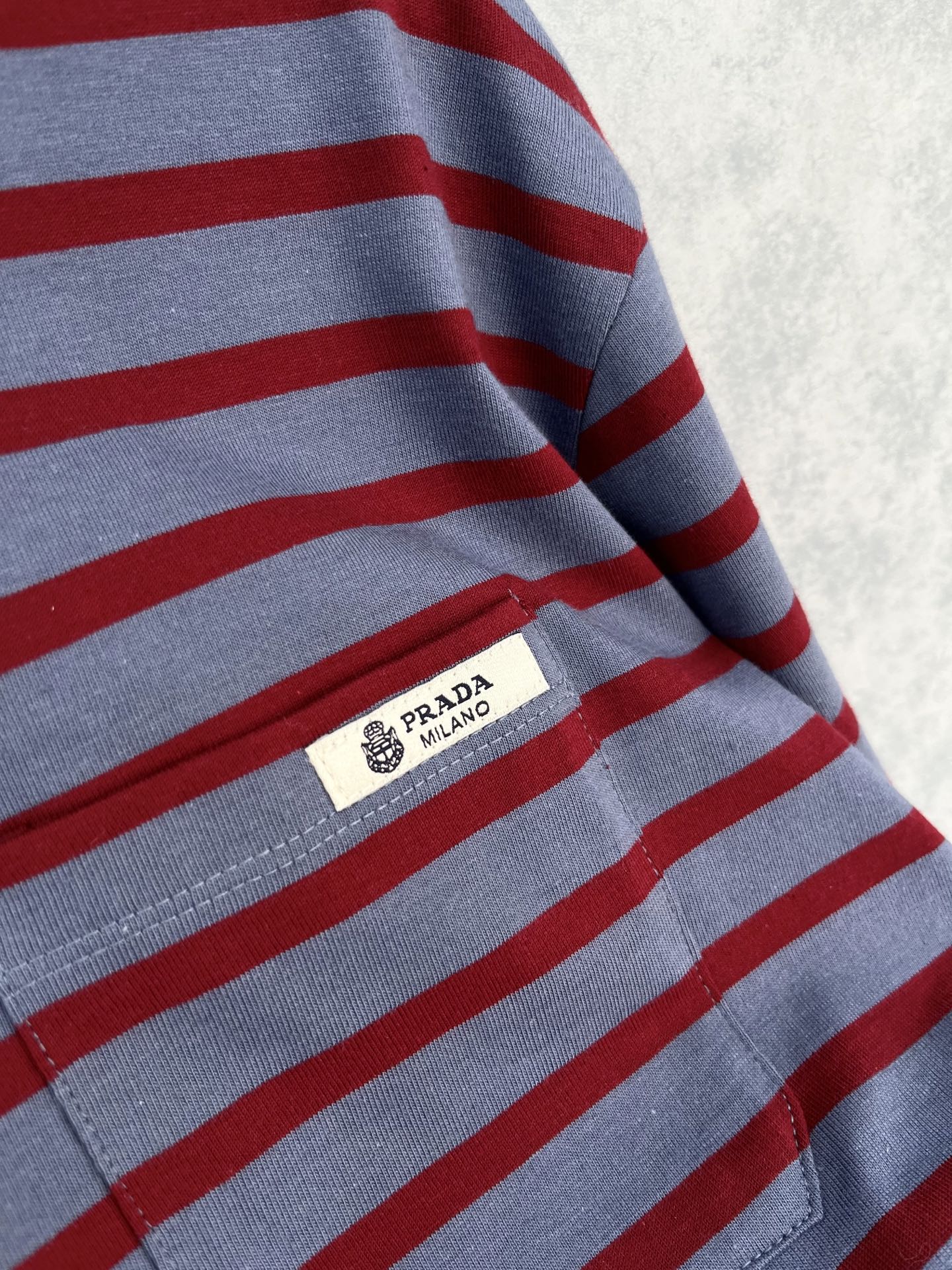 🛒𝐍𝐄𝐖 · 𝟐𝟎𝟐5/爆款现货【原版定制】 Prad*｜2025撞色圆领贴布绣短袖T恤定制YB原生全棉