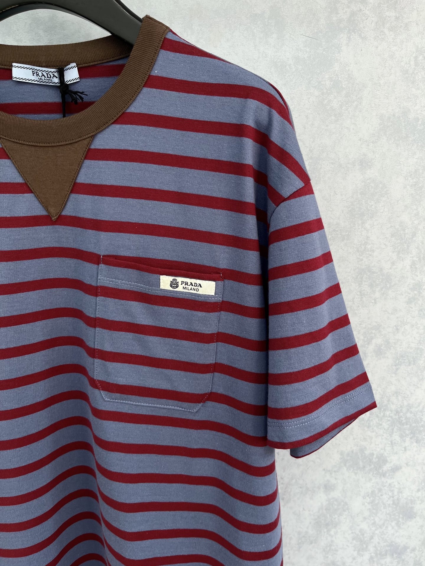 🛒𝐍𝐄𝐖 · 𝟐𝟎𝟐5/爆款现货【原版定制】 Prad*｜2025撞色圆领贴布绣短袖T恤定制YB原生全棉