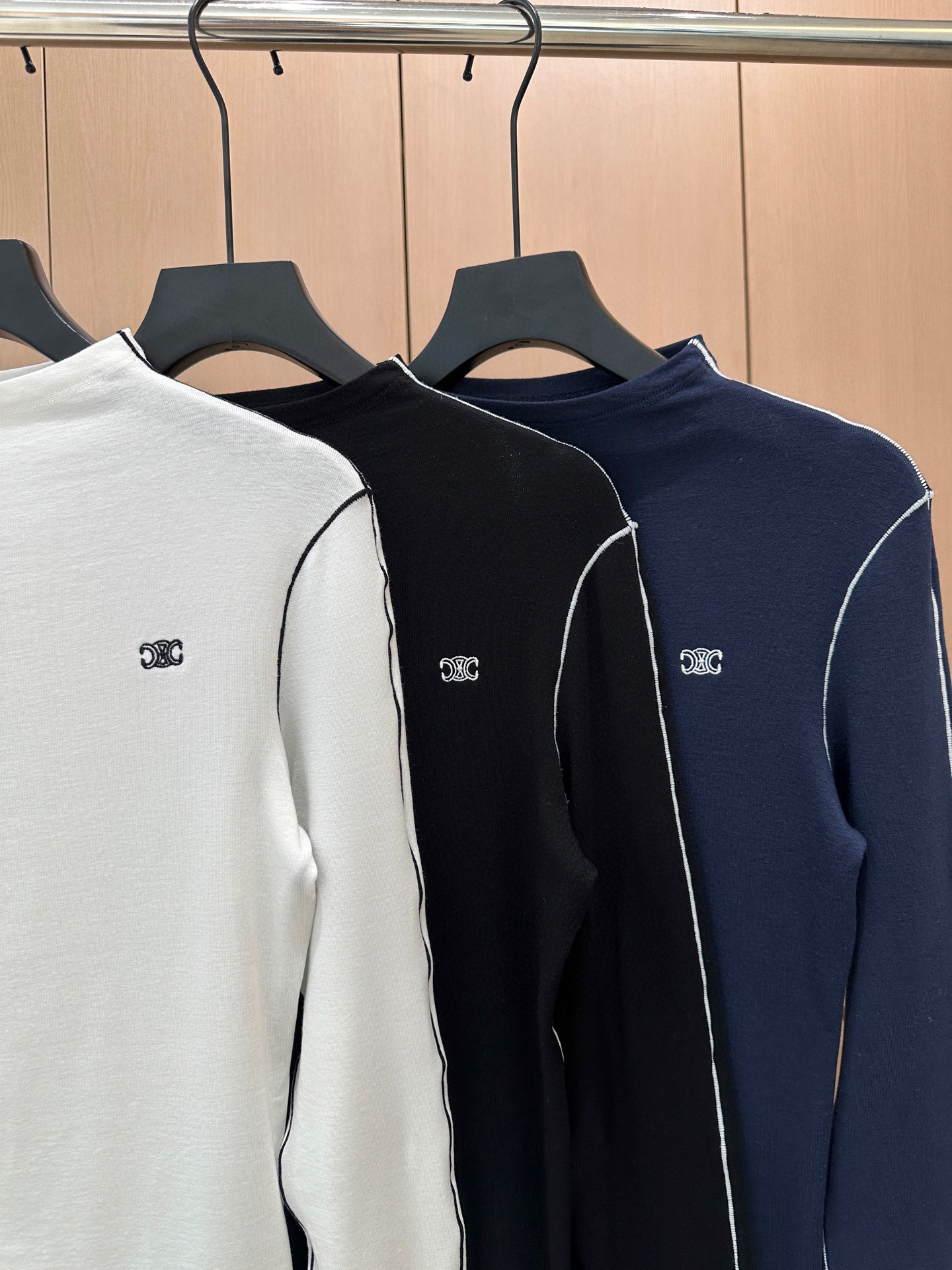 🛒𝐍𝐄𝐖 · 𝟐𝟎𝟐5/爆款现货设计师 原创｜2025新款天丝羊毛打底衫云感舒适的系列！上身的触感谁穿谁