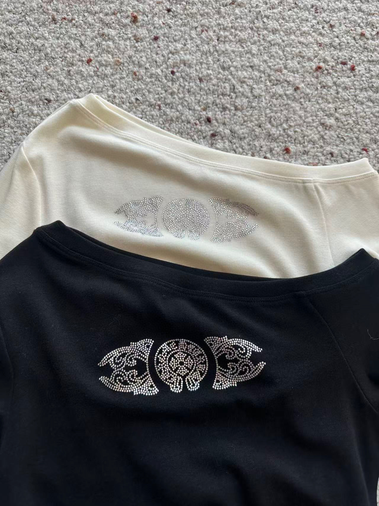 🛒𝐍𝐄𝐖 · 𝟐𝟎𝟐5/爆款现货设计师 原创｜2025新款斜肩打底衫云感舒适的系列！上身的触感谁穿谁知道