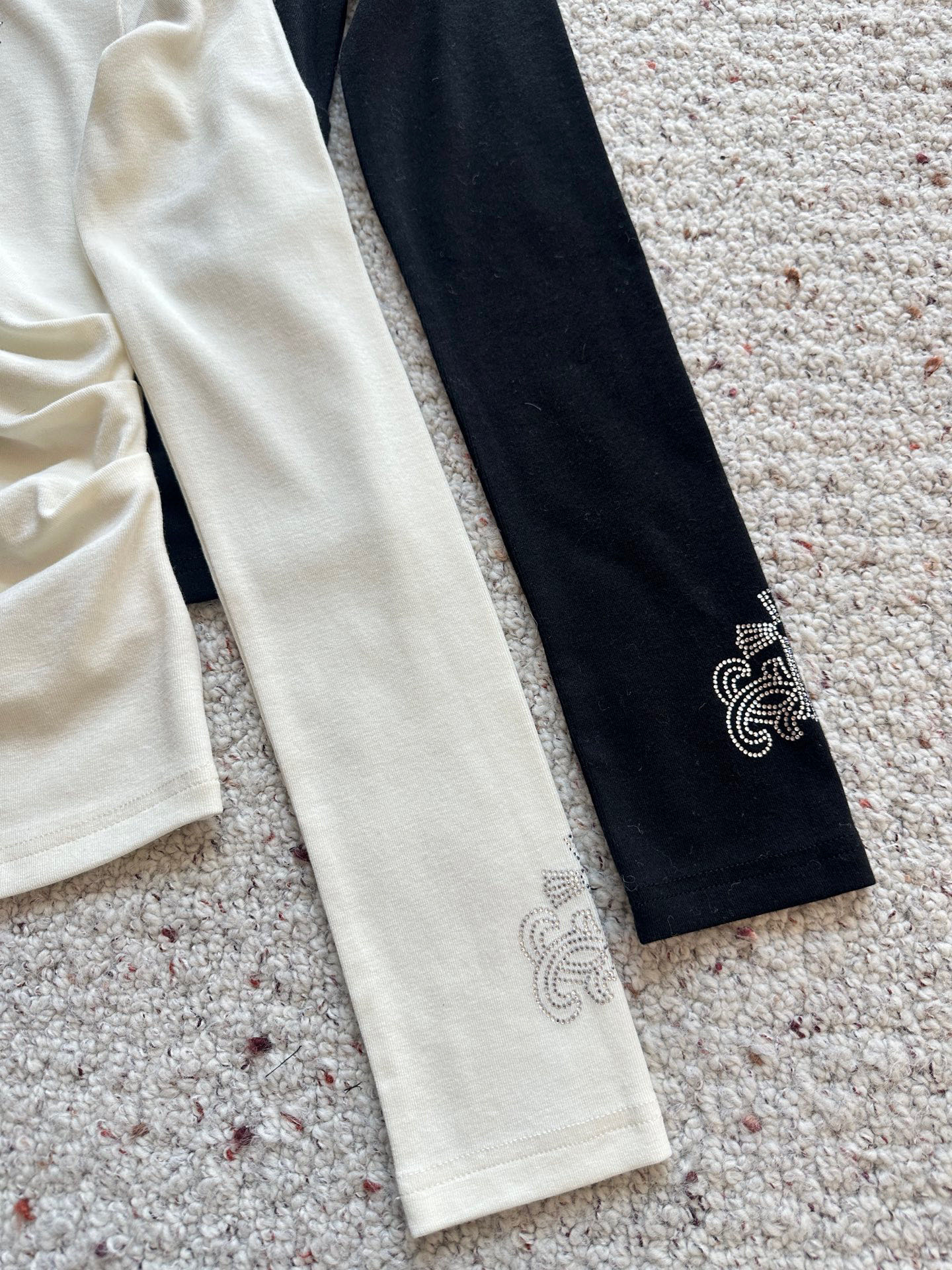 🛒𝐍𝐄𝐖 · 𝟐𝟎𝟐5/爆款现货设计师 原创｜2025新款斜肩打底衫云感舒适的系列！上身的触感谁穿谁知道