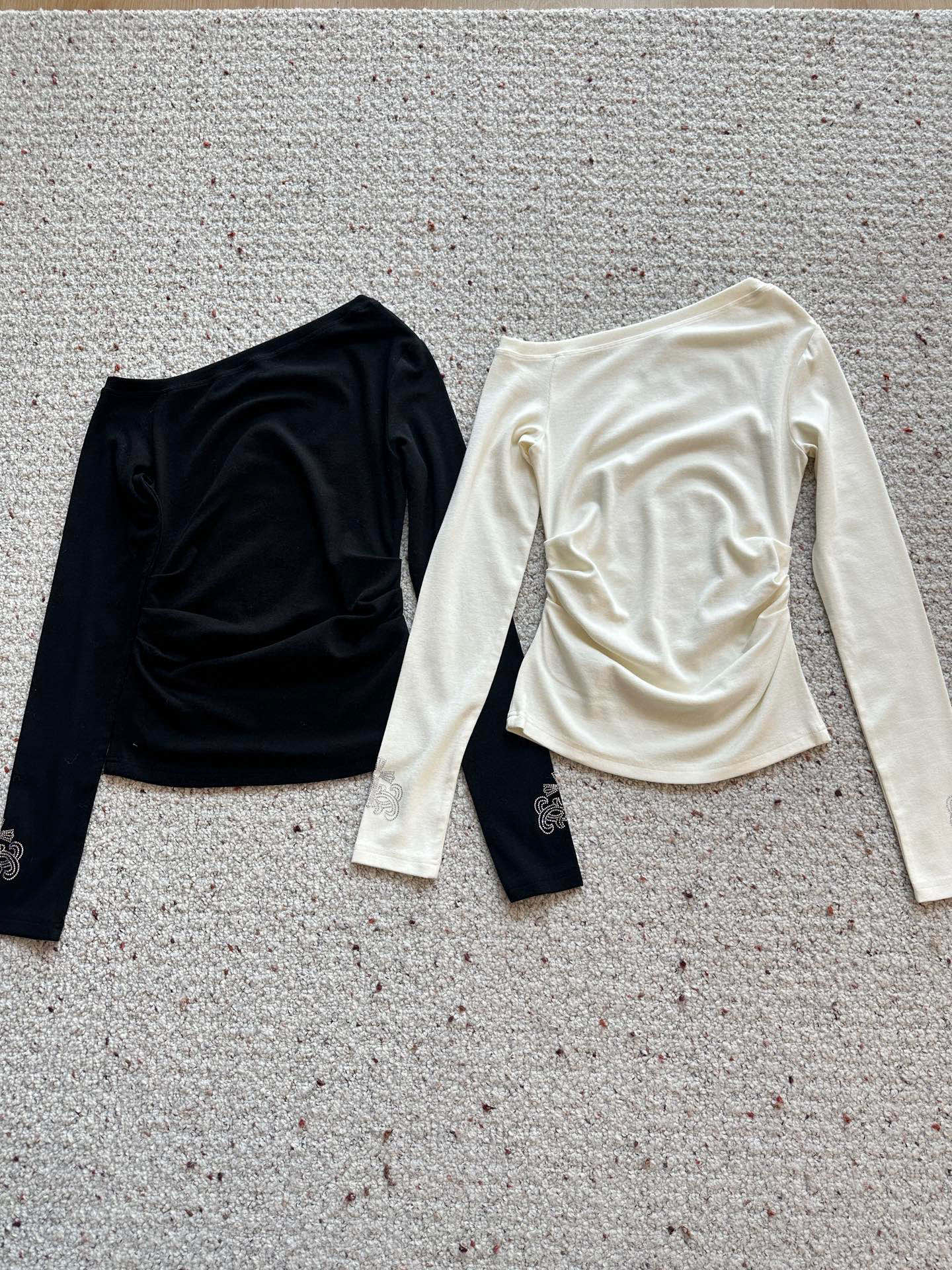 🛒𝐍𝐄𝐖 · 𝟐𝟎𝟐5/爆款现货设计师 原创｜2025新款斜肩打底衫云感舒适的系列！上身的触感谁穿谁知道