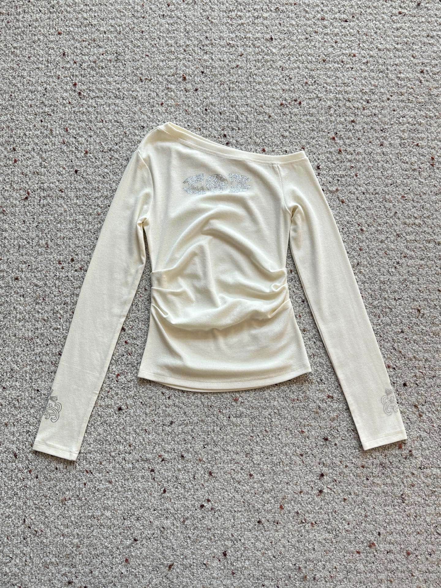 🛒𝐍𝐄𝐖 · 𝟐𝟎𝟐5/爆款现货设计师 原创｜2025新款斜肩打底衫云感舒适的系列！上身的触感谁穿谁知道