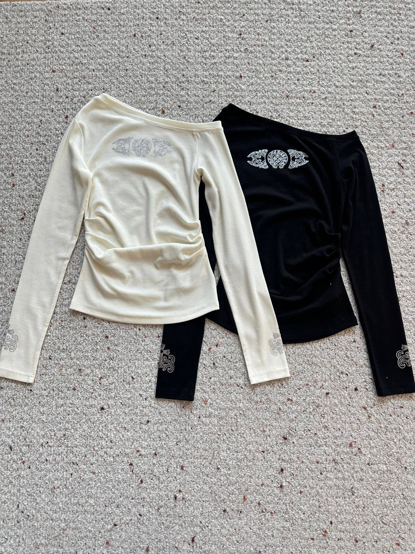 🛒𝐍𝐄𝐖 · 𝟐𝟎𝟐5/爆款现货设计师 原创｜2025新款斜肩打底衫云感舒适的系列！上身的触感谁穿谁知道