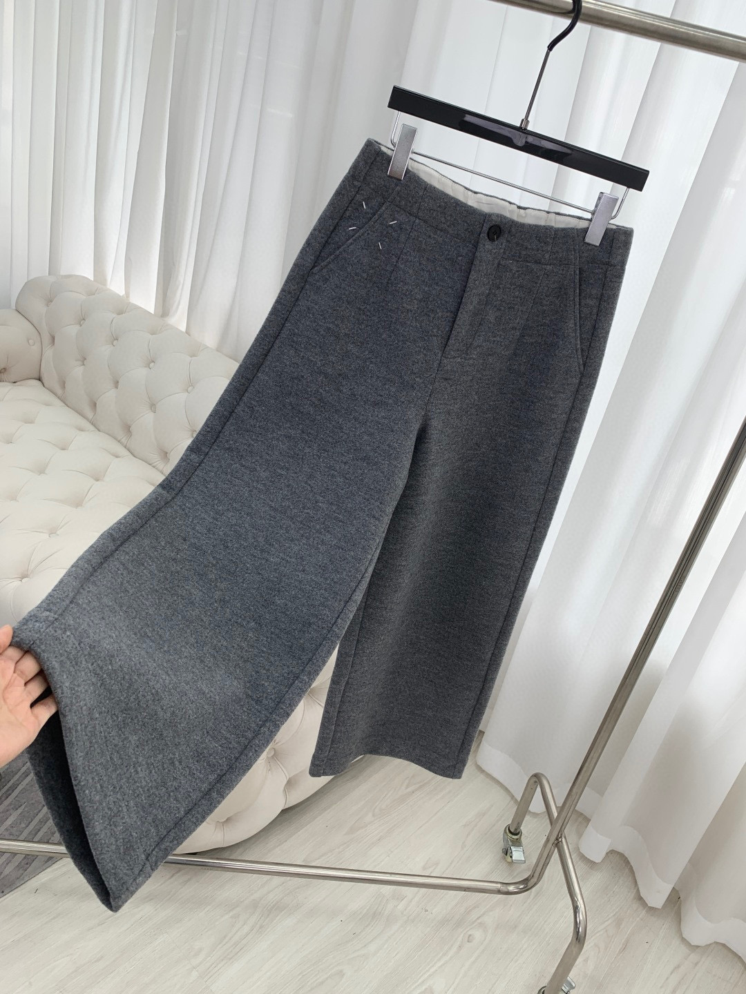 🛒𝐍𝐄𝐖 · 𝟐𝟎𝟐5/爆款现货原单品质 设计师｜女神同款加绒毛呢休闲裤这款裤子选用优质面料，工艺设计，