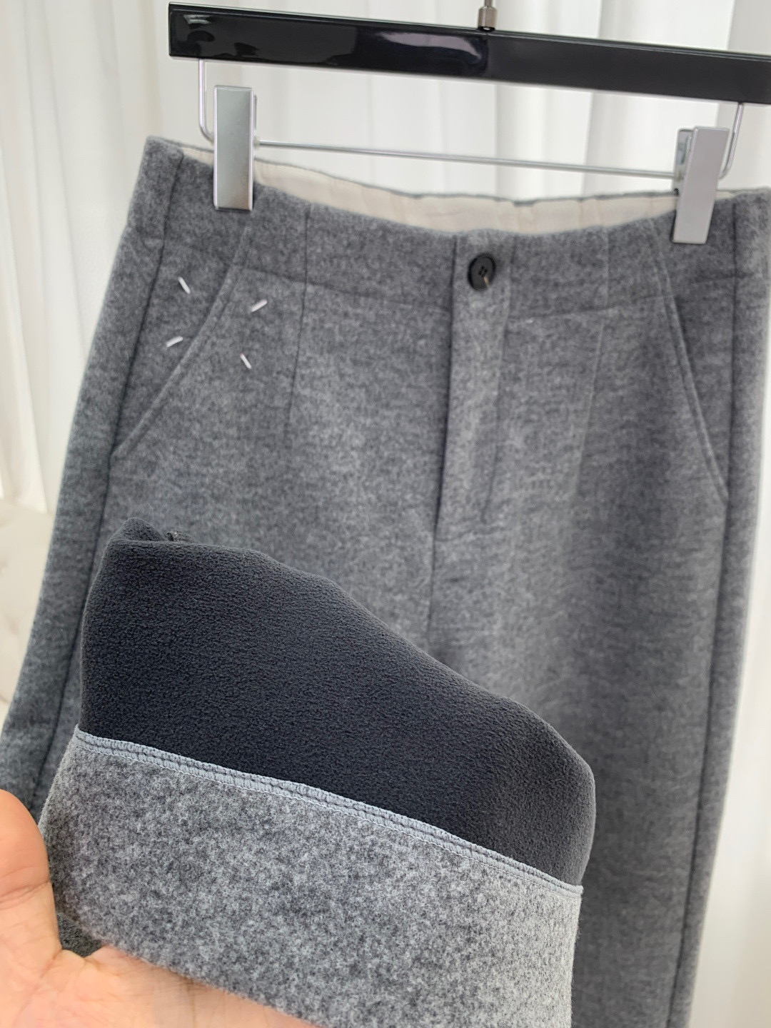 🛒𝐍𝐄𝐖 · 𝟐𝟎𝟐5/爆款现货原单品质 设计师｜女神同款加绒毛呢休闲裤这款裤子选用优质面料，工艺设计，