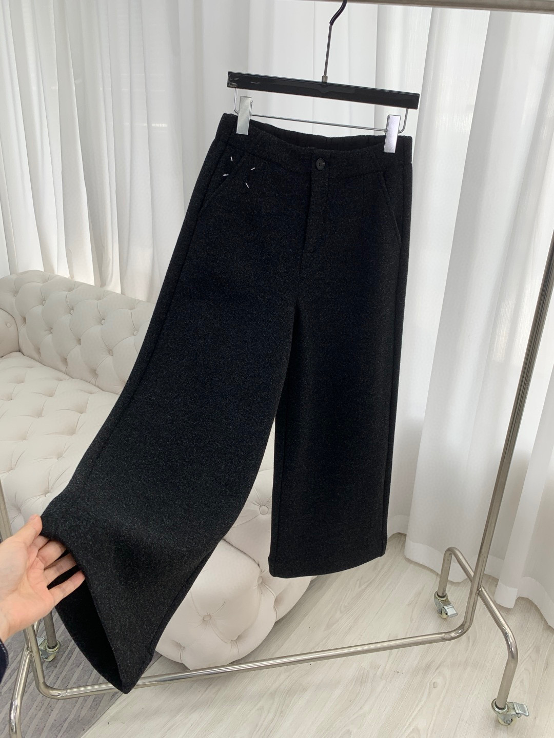 🛒𝐍𝐄𝐖 · 𝟐𝟎𝟐5/爆款现货原单品质 设计师｜女神同款加绒毛呢休闲裤这款裤子选用优质面料，工艺设计，