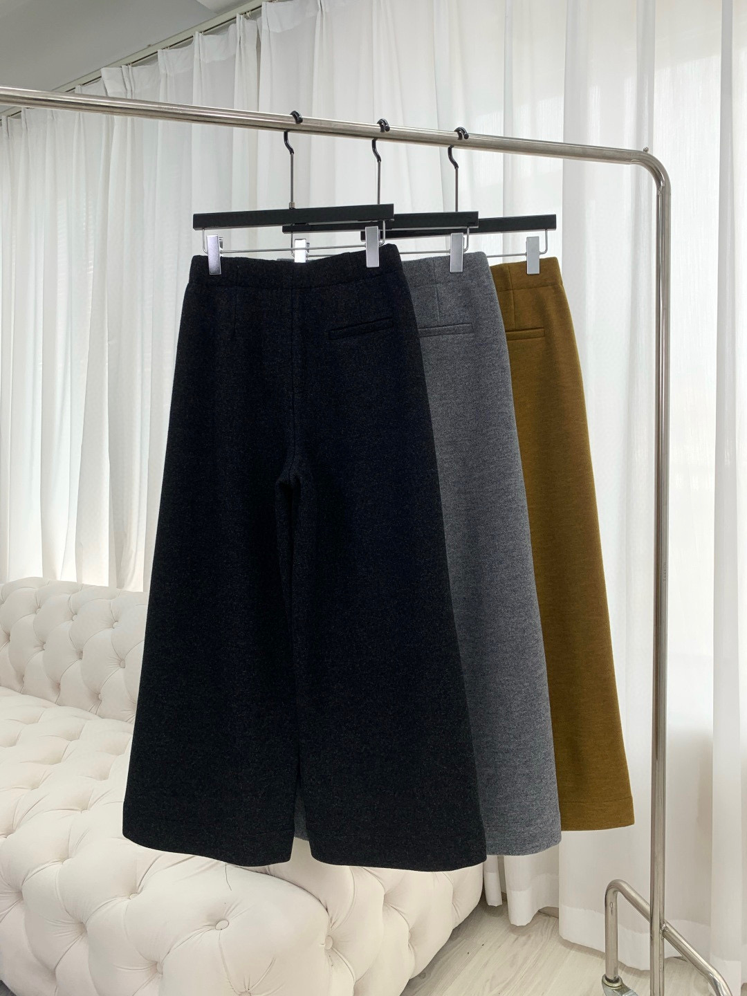 🛒𝐍𝐄𝐖 · 𝟐𝟎𝟐5/爆款现货原单品质 设计师｜女神同款加绒毛呢休闲裤这款裤子选用优质面料，工艺设计，