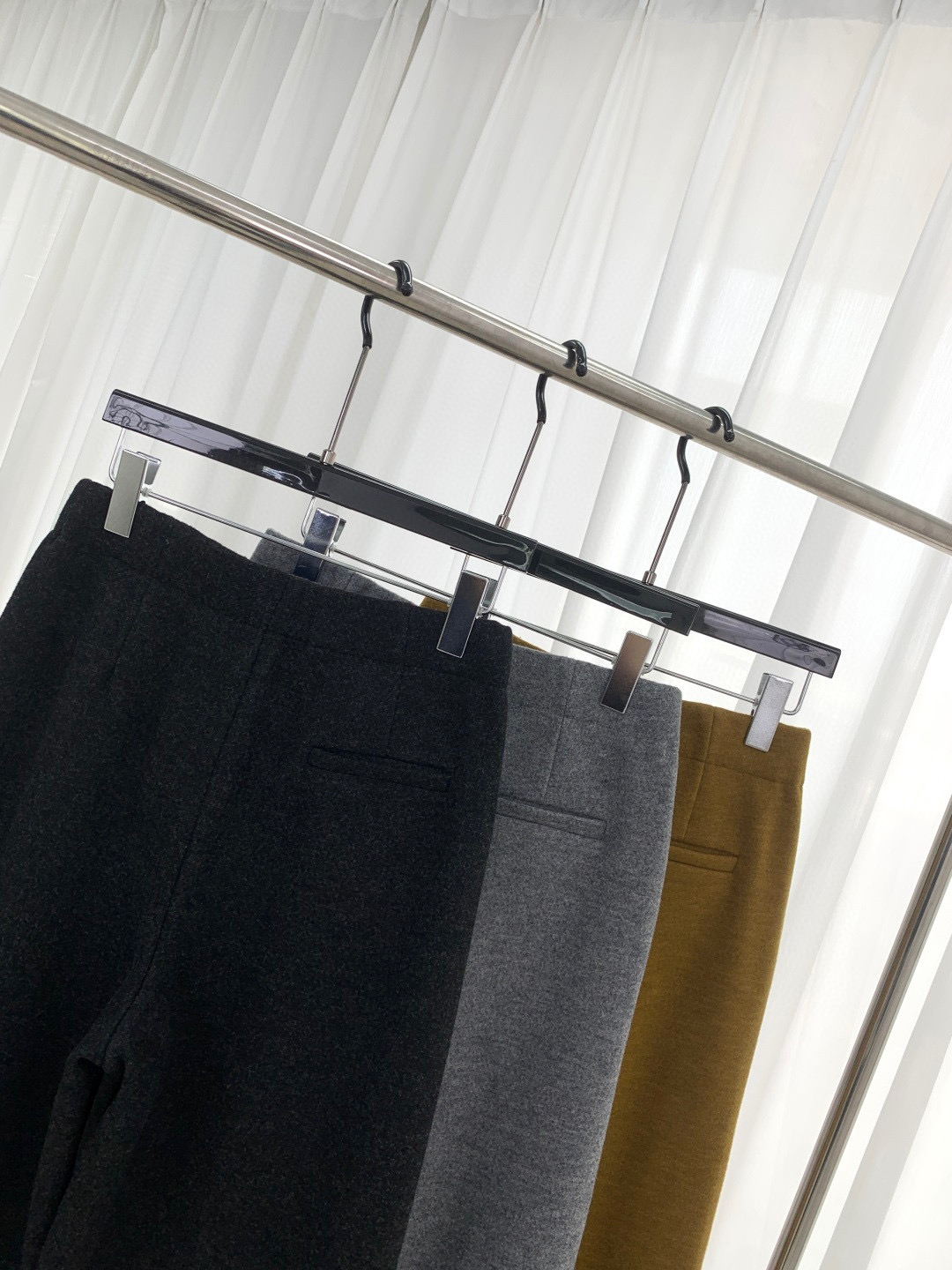 🛒𝐍𝐄𝐖 · 𝟐𝟎𝟐5/爆款现货原单品质 设计师｜女神同款加绒毛呢休闲裤这款裤子选用优质面料，工艺设计，