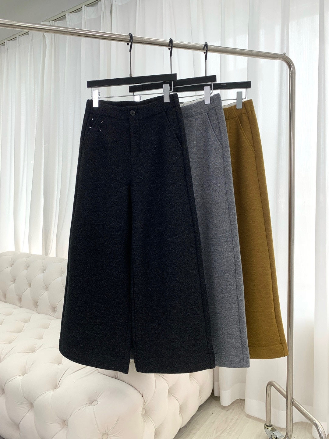 🛒𝐍𝐄𝐖 · 𝟐𝟎𝟐5/爆款现货原单品质 设计师｜女神同款加绒毛呢休闲裤这款裤子选用优质面料，工艺设计，