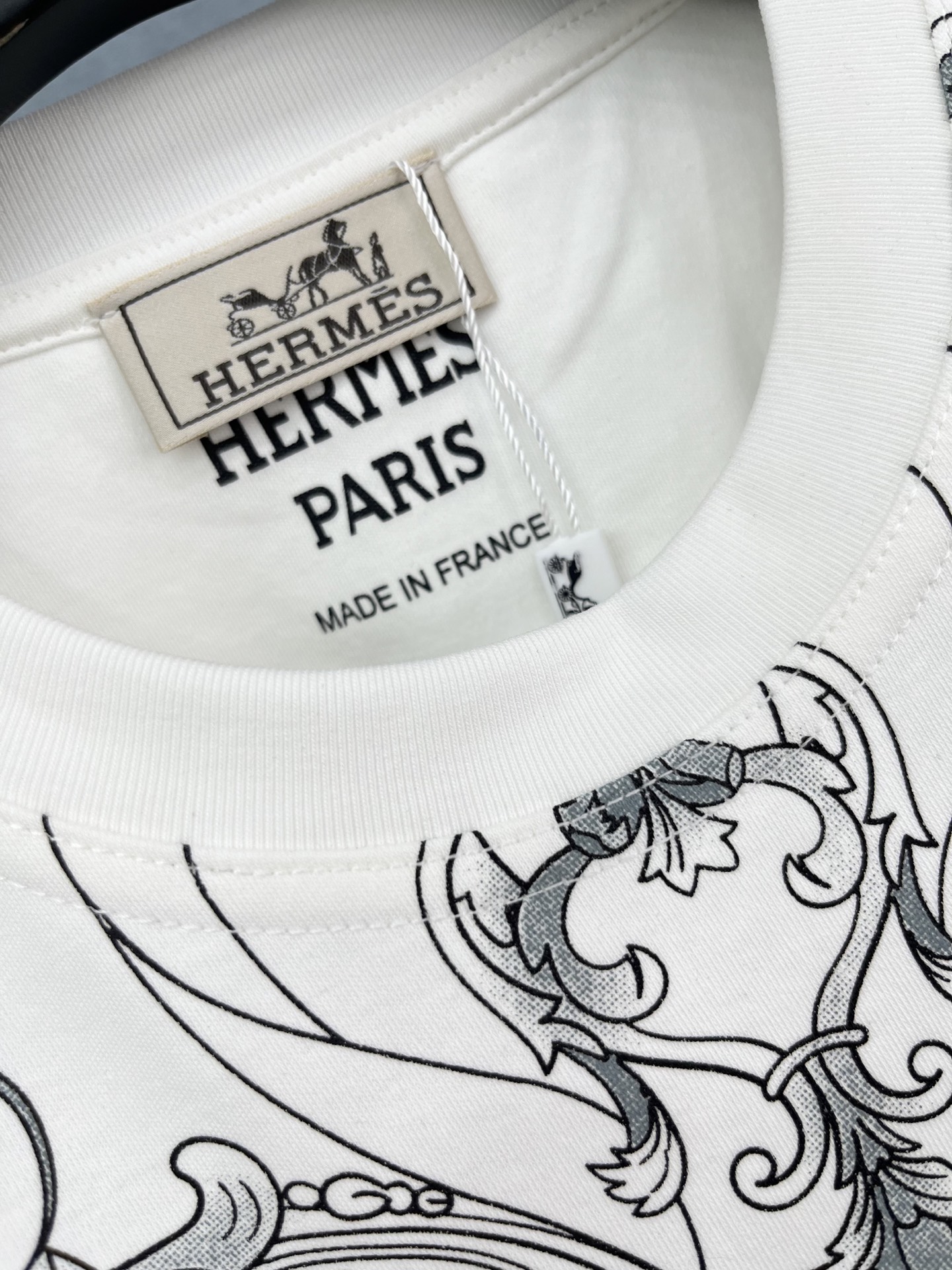 🛒𝐍𝐄𝐖 · 𝟐𝟎𝟐5/爆款现货原单品质 Her*｜25新品印花短袖T恤精致常规版型上身巨显瘦！定制最新