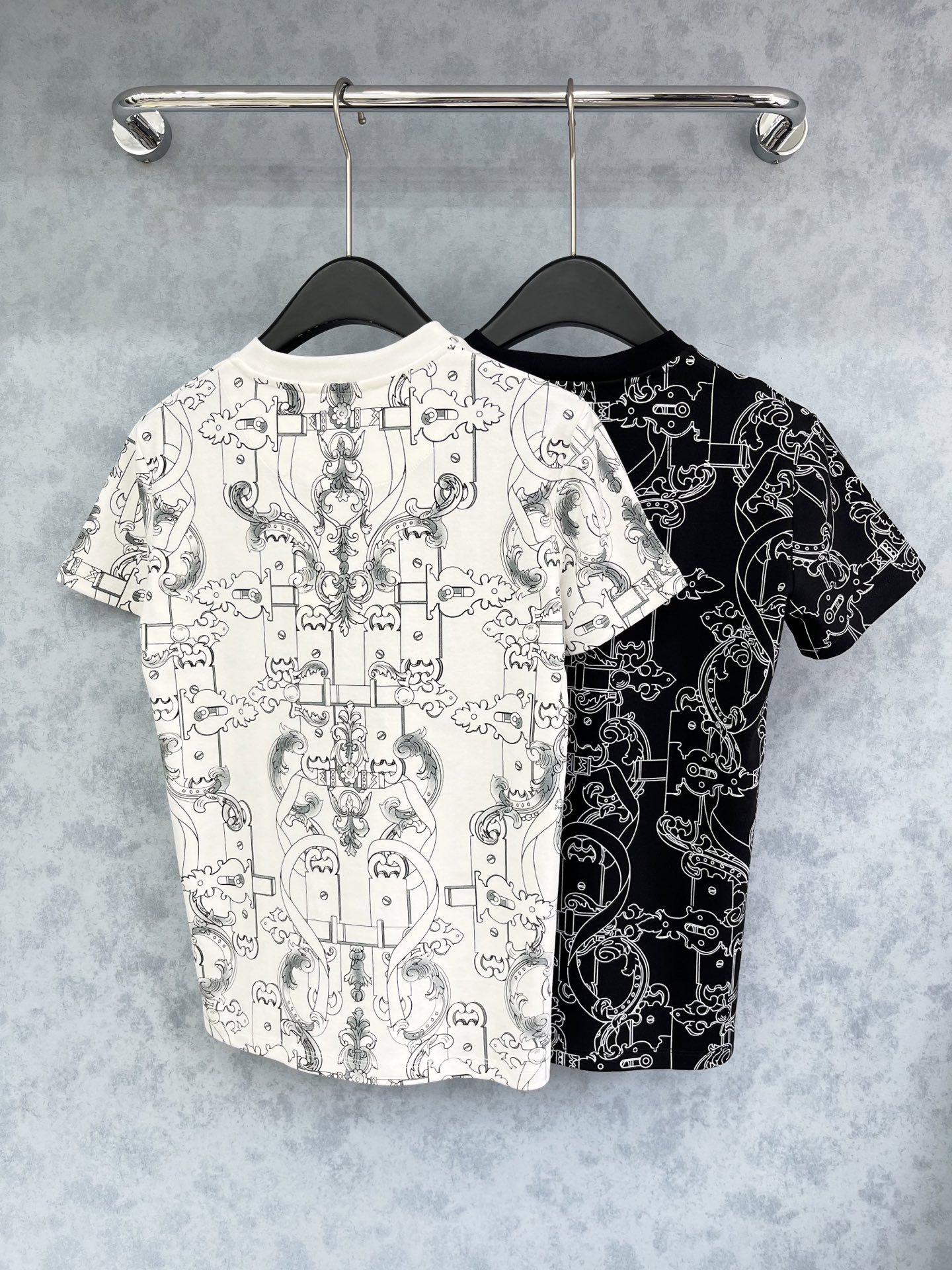 🛒𝐍𝐄𝐖 · 𝟐𝟎𝟐5/爆款现货原单品质 Her*｜25新品印花短袖T恤精致常规版型上身巨显瘦！定制最新