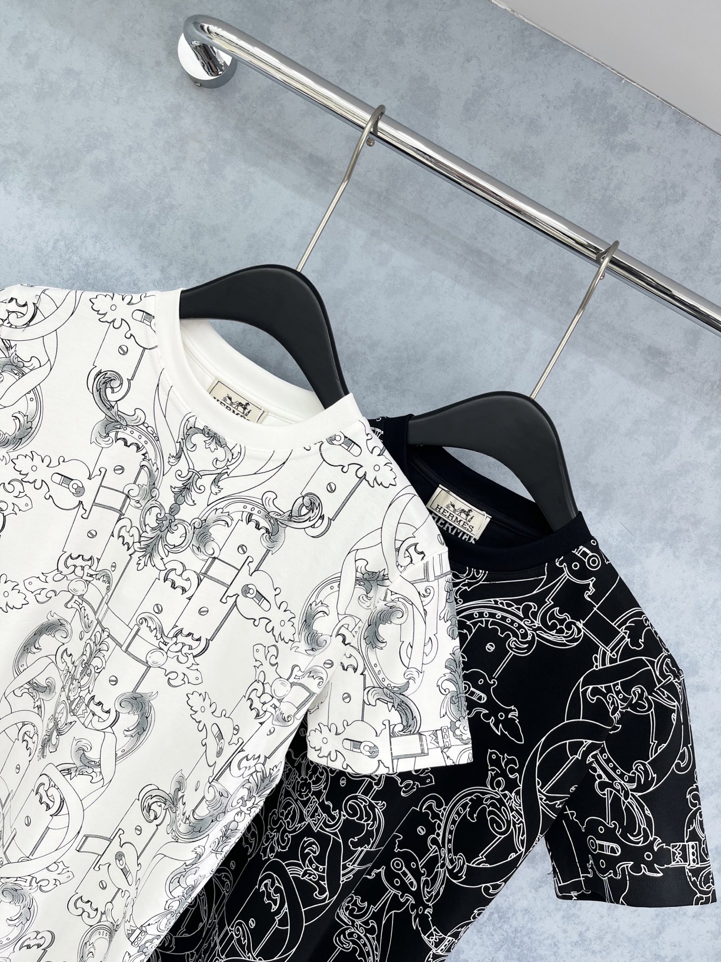 🛒𝐍𝐄𝐖 · 𝟐𝟎𝟐5/爆款现货原单品质 Her*｜25新品印花短袖T恤精致常规版型上身巨显瘦！定制最新