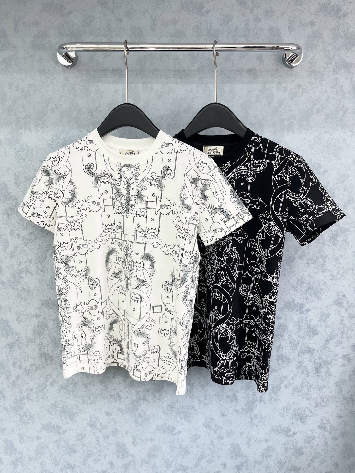 🛒𝐍𝐄𝐖 · 𝟐𝟎𝟐5/爆款现货原单品质 Her*｜25新品印花短袖T恤精致常规版型上身巨显瘦！定制最新