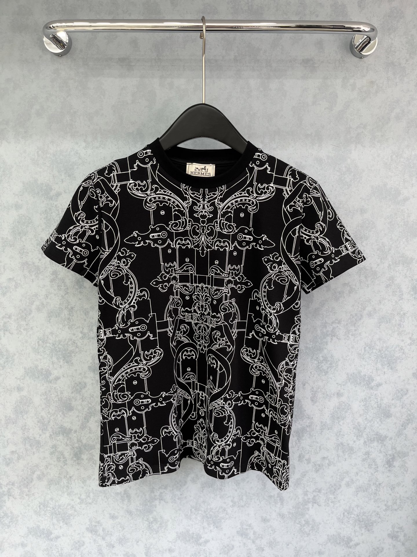 🛒𝐍𝐄𝐖 · 𝟐𝟎𝟐5/爆款现货原单品质 Her*｜25新品印花短袖T恤精致常规版型上身巨显瘦！定制最新