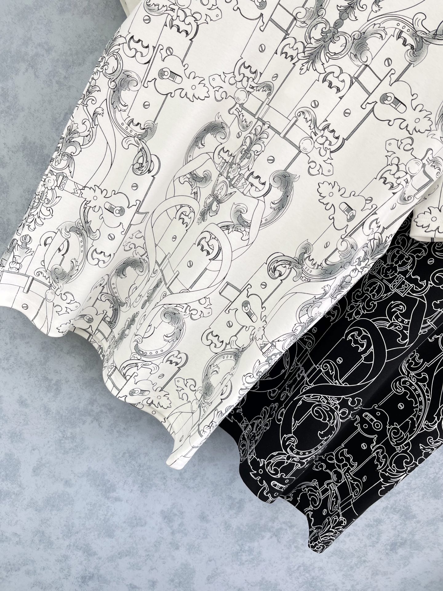 🛒𝐍𝐄𝐖 · 𝟐𝟎𝟐5/爆款现货原单品质 Her*｜25新品印花短袖T恤精致常规版型上身巨显瘦！定制最新