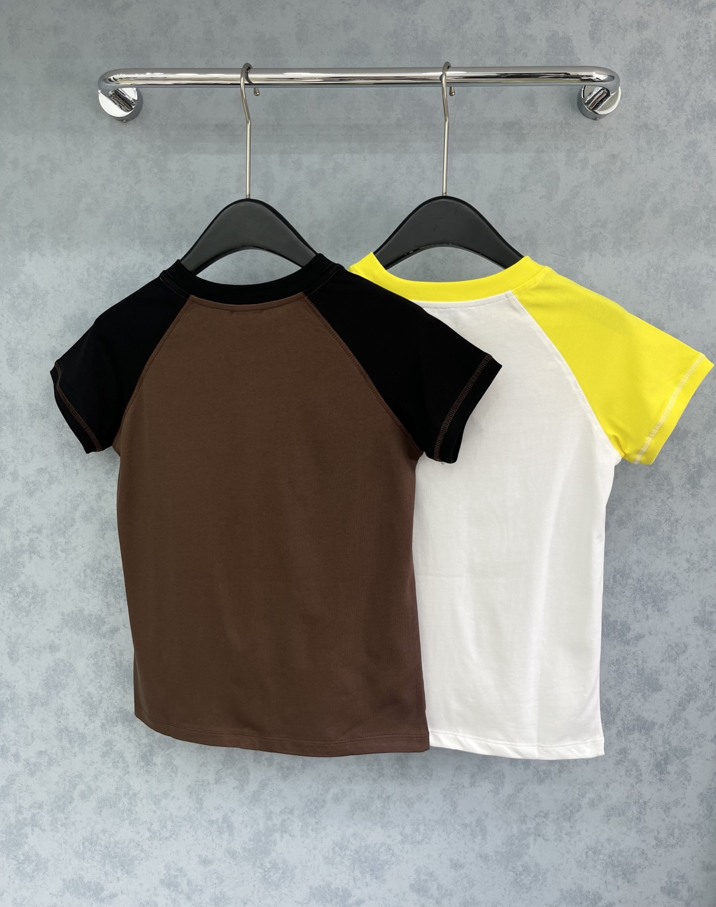 🛒𝐍𝐄𝐖 · 𝟐𝟎𝟐5/爆款现货原单品质 Loe*｜25新品刺绣擦肩短袖T恤精致小版型上身巨显瘦！定制最