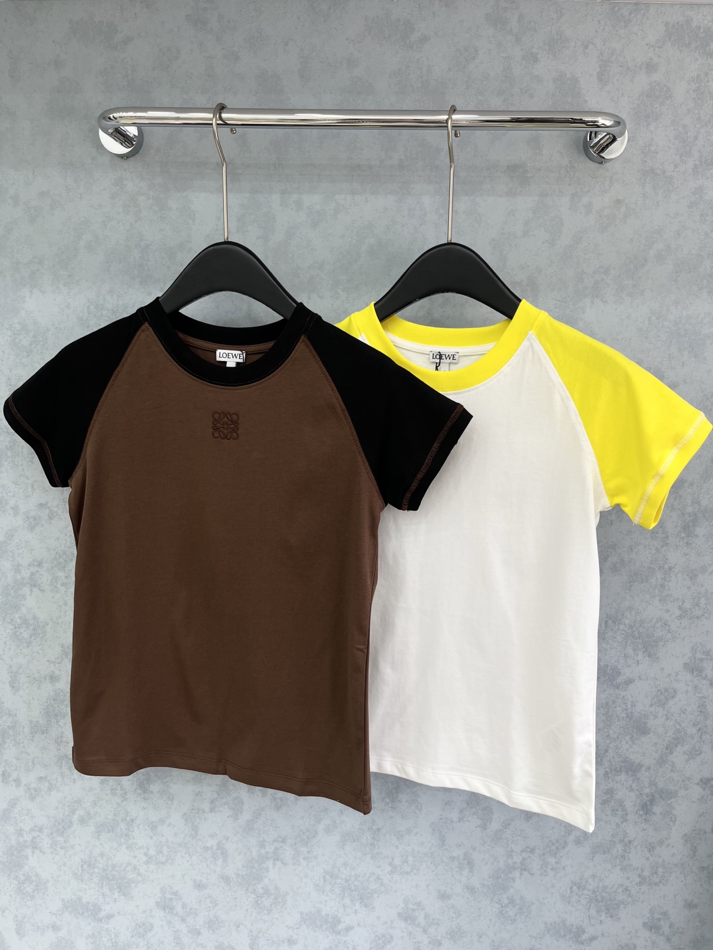 🛒𝐍𝐄𝐖 · 𝟐𝟎𝟐5/爆款现货原单品质 Loe*｜25新品刺绣擦肩短袖T恤精致小版型上身巨显瘦！定制最