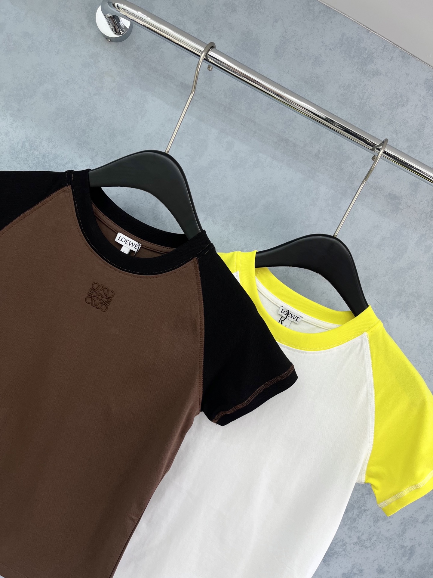 🛒𝐍𝐄𝐖 · 𝟐𝟎𝟐5/爆款现货原单品质 Loe*｜25新品刺绣擦肩短袖T恤精致小版型上身巨显瘦！定制最