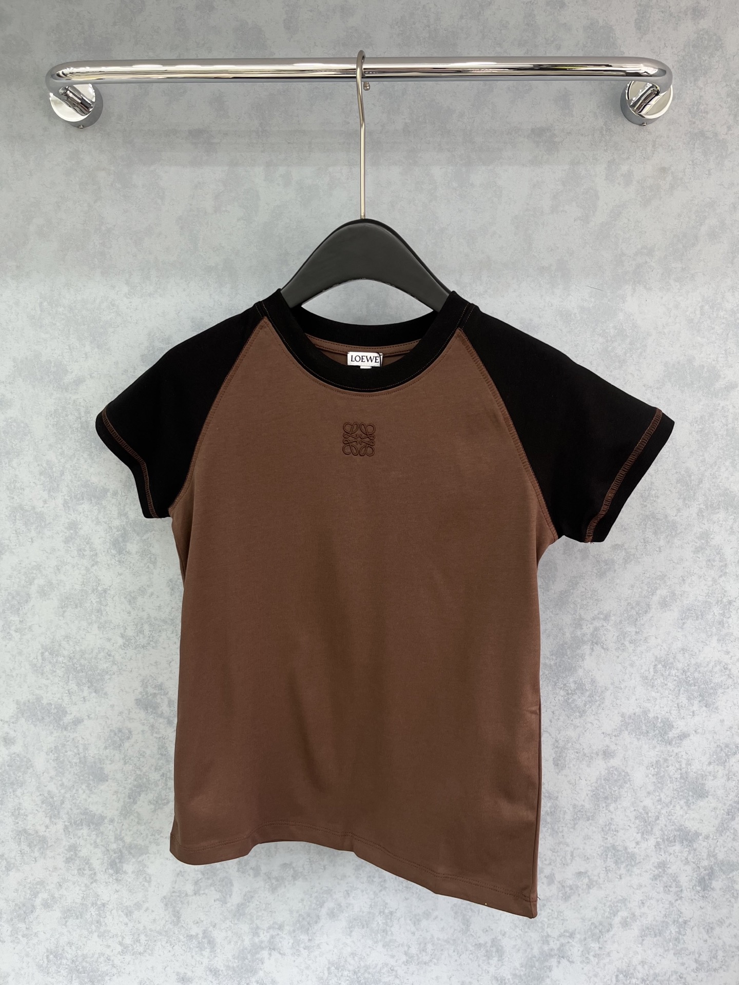 🛒𝐍𝐄𝐖 · 𝟐𝟎𝟐5/爆款现货原单品质 Loe*｜25新品刺绣擦肩短袖T恤精致小版型上身巨显瘦！定制最