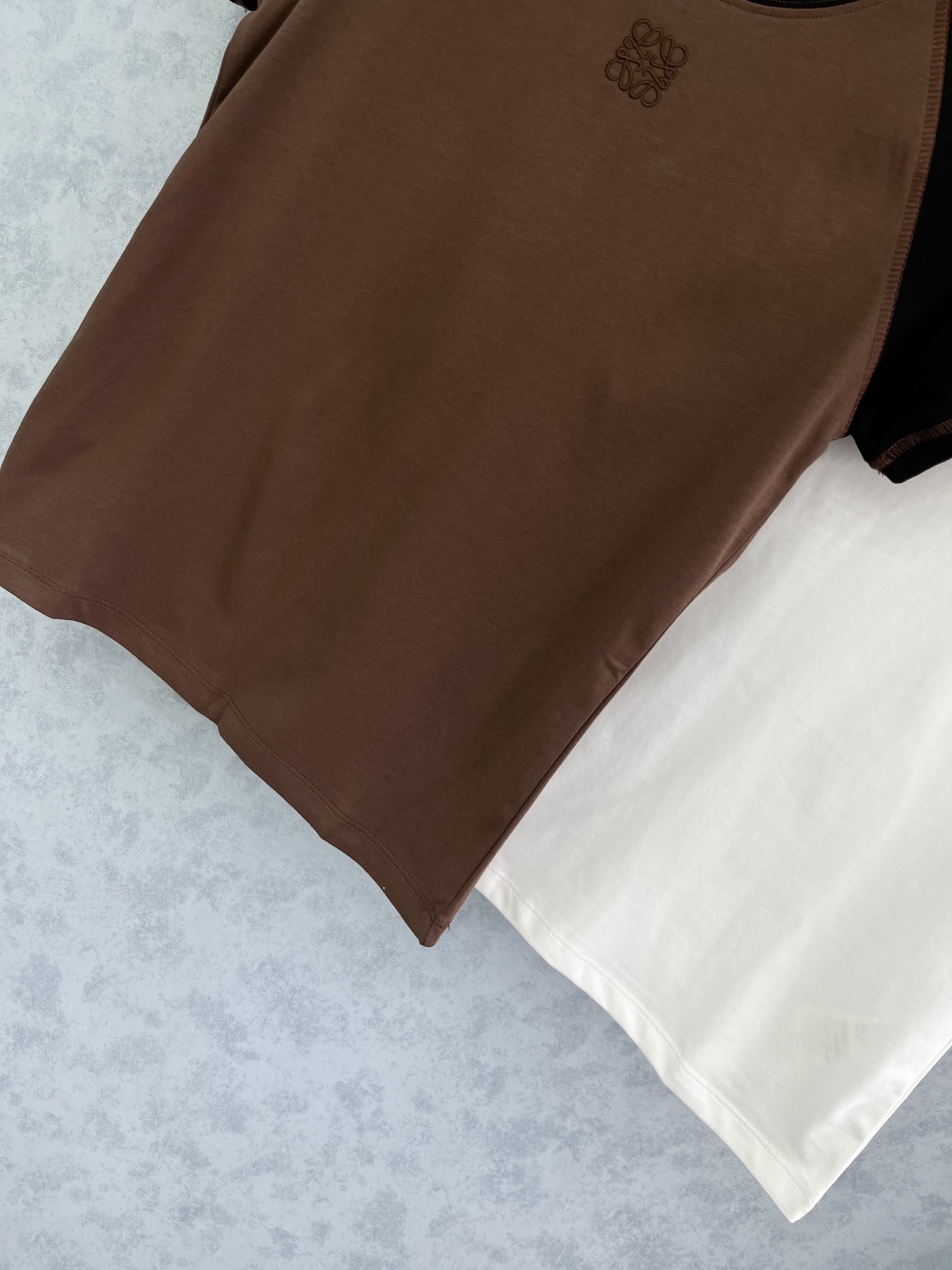 🛒𝐍𝐄𝐖 · 𝟐𝟎𝟐5/爆款现货原单品质 Loe*｜25新品刺绣擦肩短袖T恤精致小版型上身巨显瘦！定制最