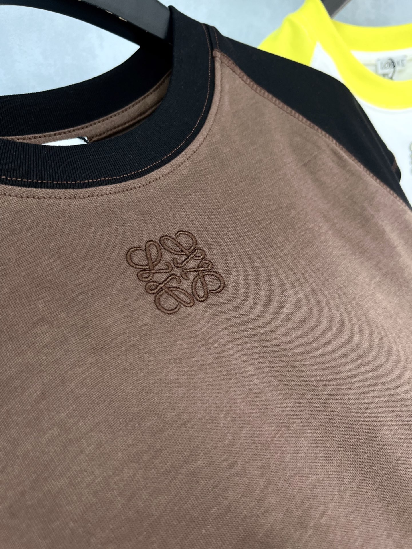 🛒𝐍𝐄𝐖 · 𝟐𝟎𝟐5/爆款现货原单品质 Loe*｜25新品刺绣擦肩短袖T恤精致小版型上身巨显瘦！定制最