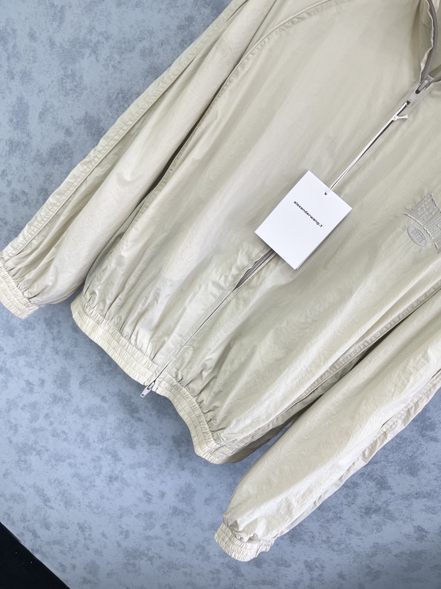 🛒𝐍𝐄𝐖 · 𝟐𝟎𝟐5/爆款现货原单品质 Bale*｜经典工装式休闲套装拉链刺绣外套➕工装休闲裤设计，面