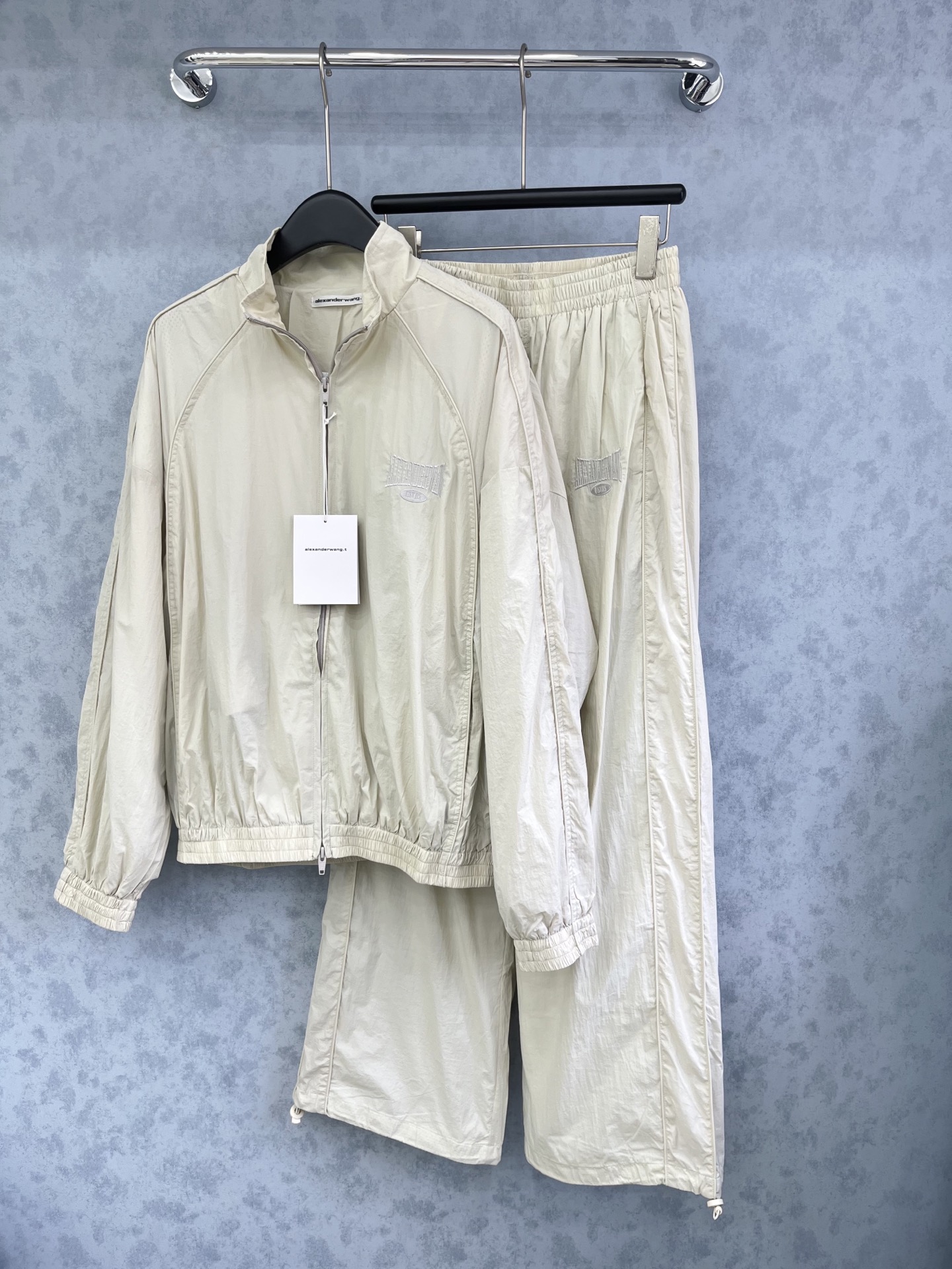 🛒𝐍𝐄𝐖 · 𝟐𝟎𝟐5/爆款现货原单品质 Bale*｜经典工装式休闲套装拉链刺绣外套➕工装休闲裤设计，面