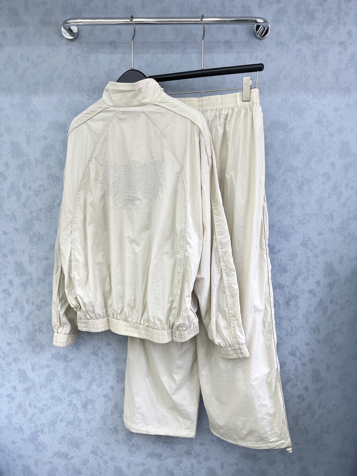 🛒𝐍𝐄𝐖 · 𝟐𝟎𝟐5/爆款现货原单品质 Bale*｜经典工装式休闲套装拉链刺绣外套➕工装休闲裤设计，面