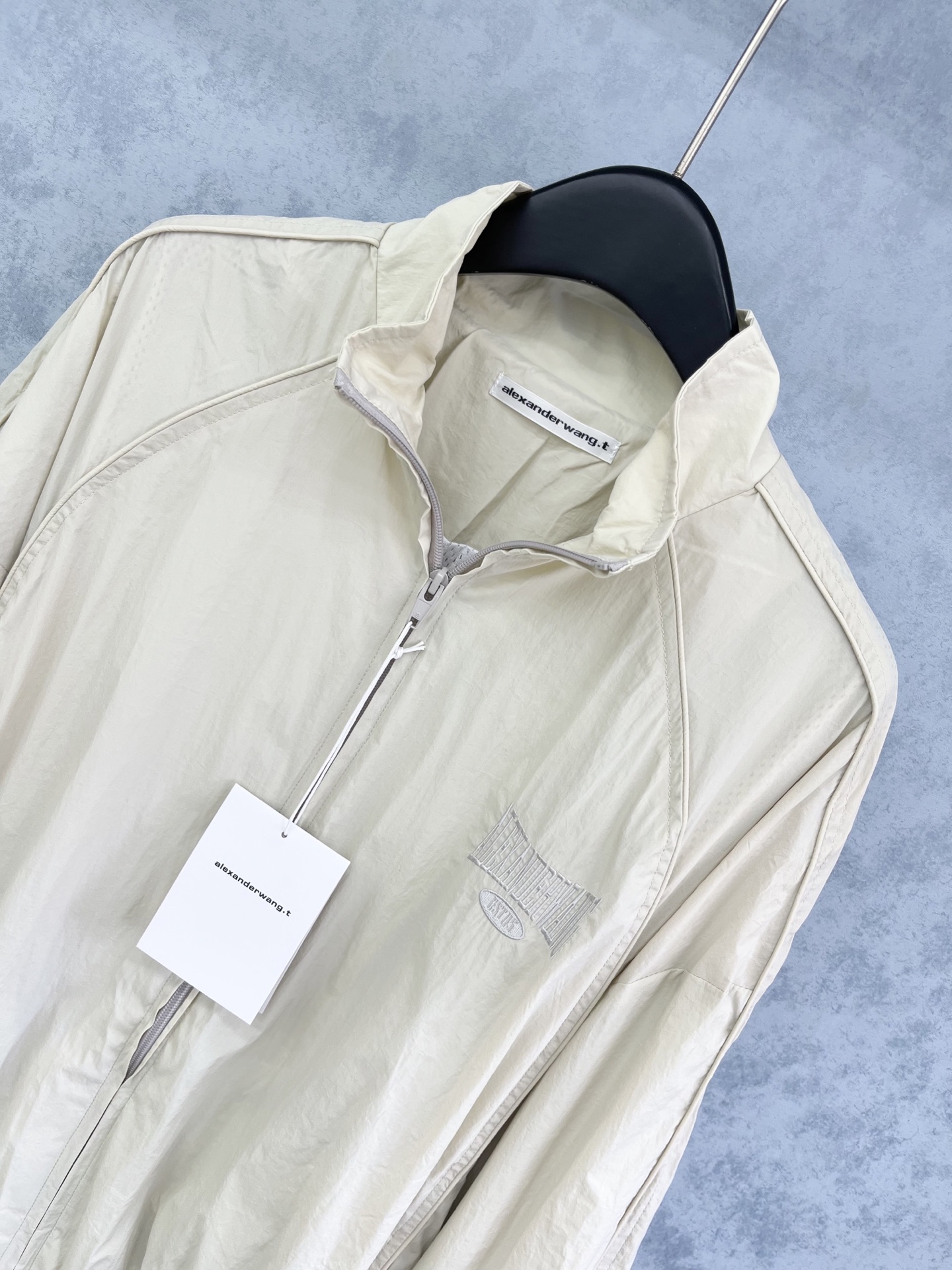 🛒𝐍𝐄𝐖 · 𝟐𝟎𝟐5/爆款现货原单品质 Bale*｜经典工装式休闲套装拉链刺绣外套➕工装休闲裤设计，面