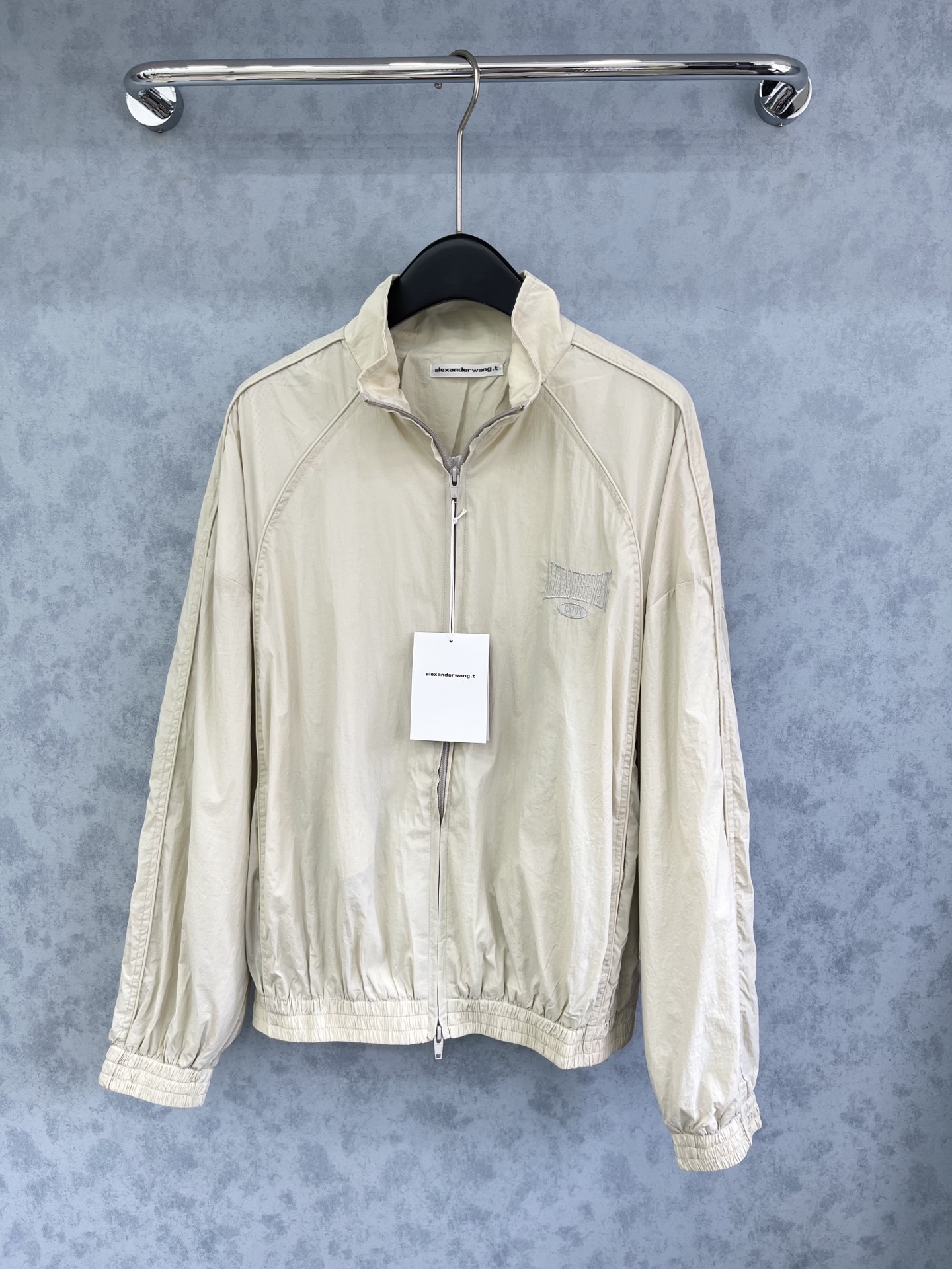 🛒𝐍𝐄𝐖 · 𝟐𝟎𝟐5/爆款现货原单品质 Bale*｜经典工装式休闲套装拉链刺绣外套➕工装休闲裤设计，面