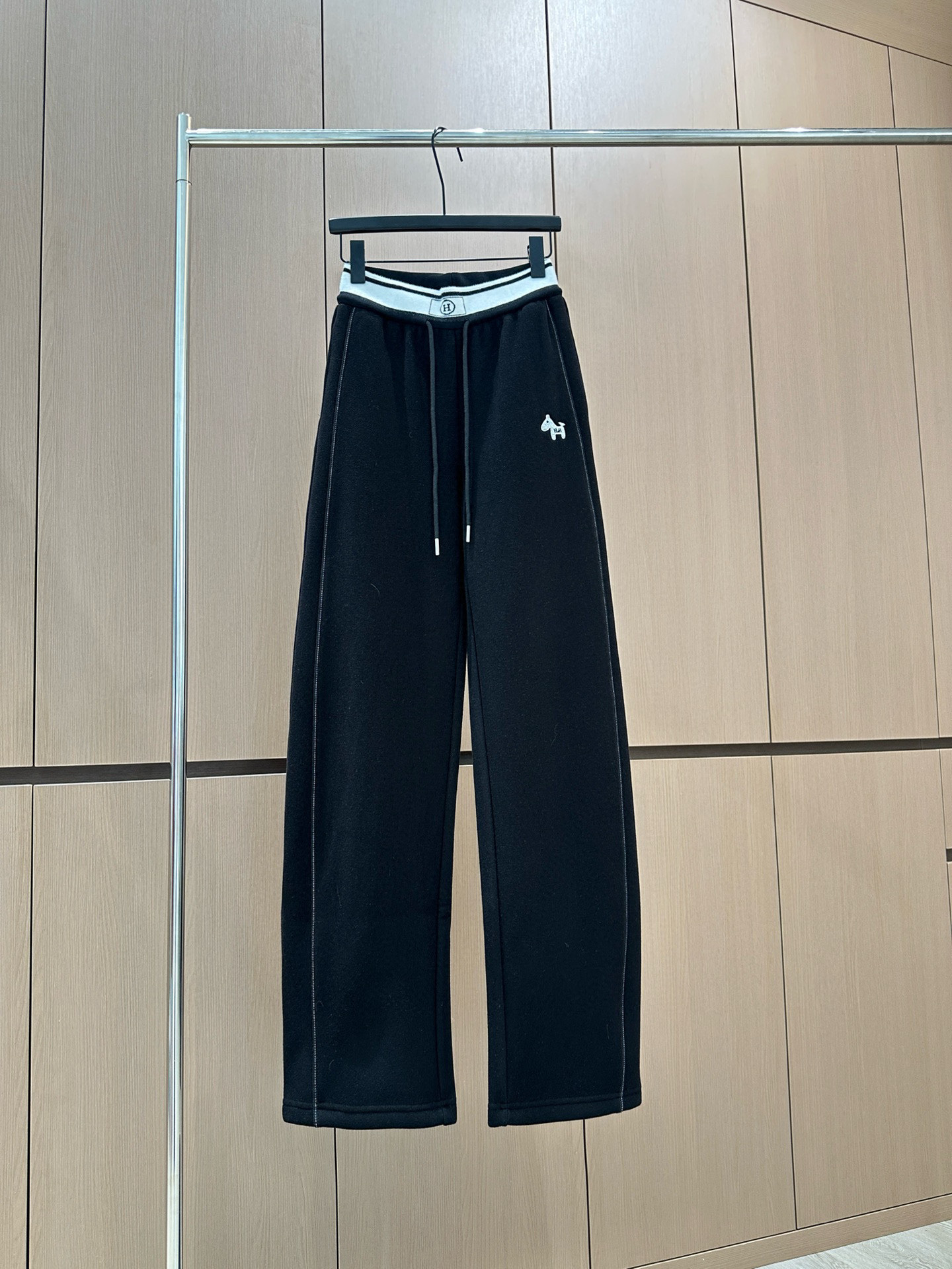 🛒𝐍𝐄𝐖 · 𝟐𝟎𝟐5/爆款现货原单品质 设计师｜女神同款抽绳休闲裤圣诞🎄新年爆款 这款裤子选用优质面料