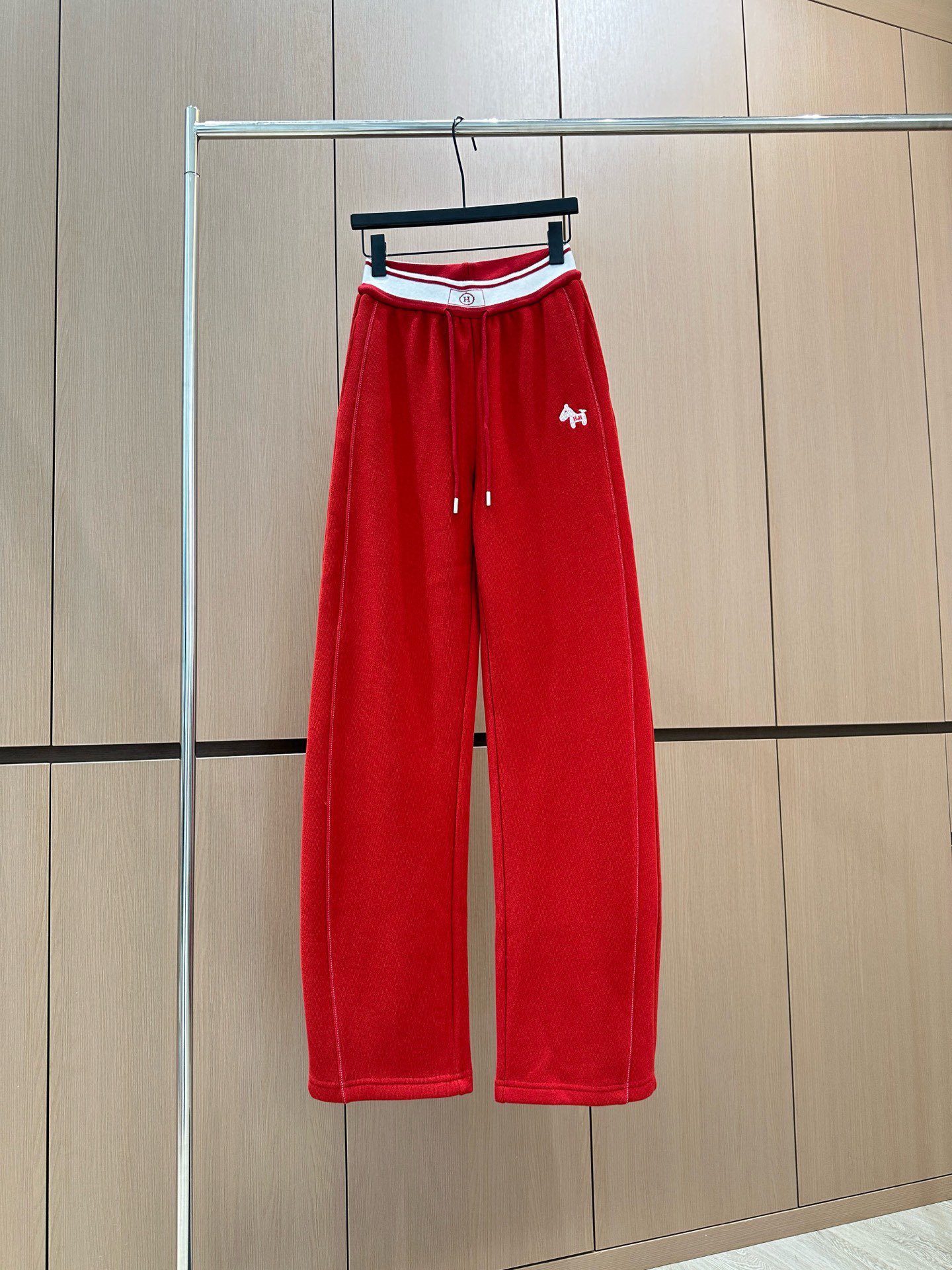 🛒𝐍𝐄𝐖 · 𝟐𝟎𝟐5/爆款现货原单品质 设计师｜女神同款抽绳休闲裤圣诞🎄新年爆款 这款裤子选用优质面料