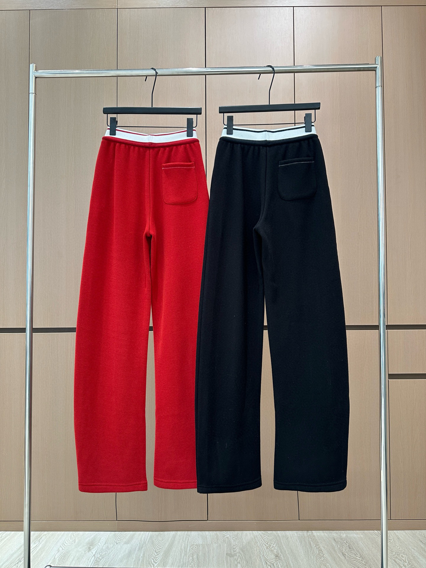 🛒𝐍𝐄𝐖 · 𝟐𝟎𝟐5/爆款现货原单品质 设计师｜女神同款抽绳休闲裤圣诞🎄新年爆款 这款裤子选用优质面料