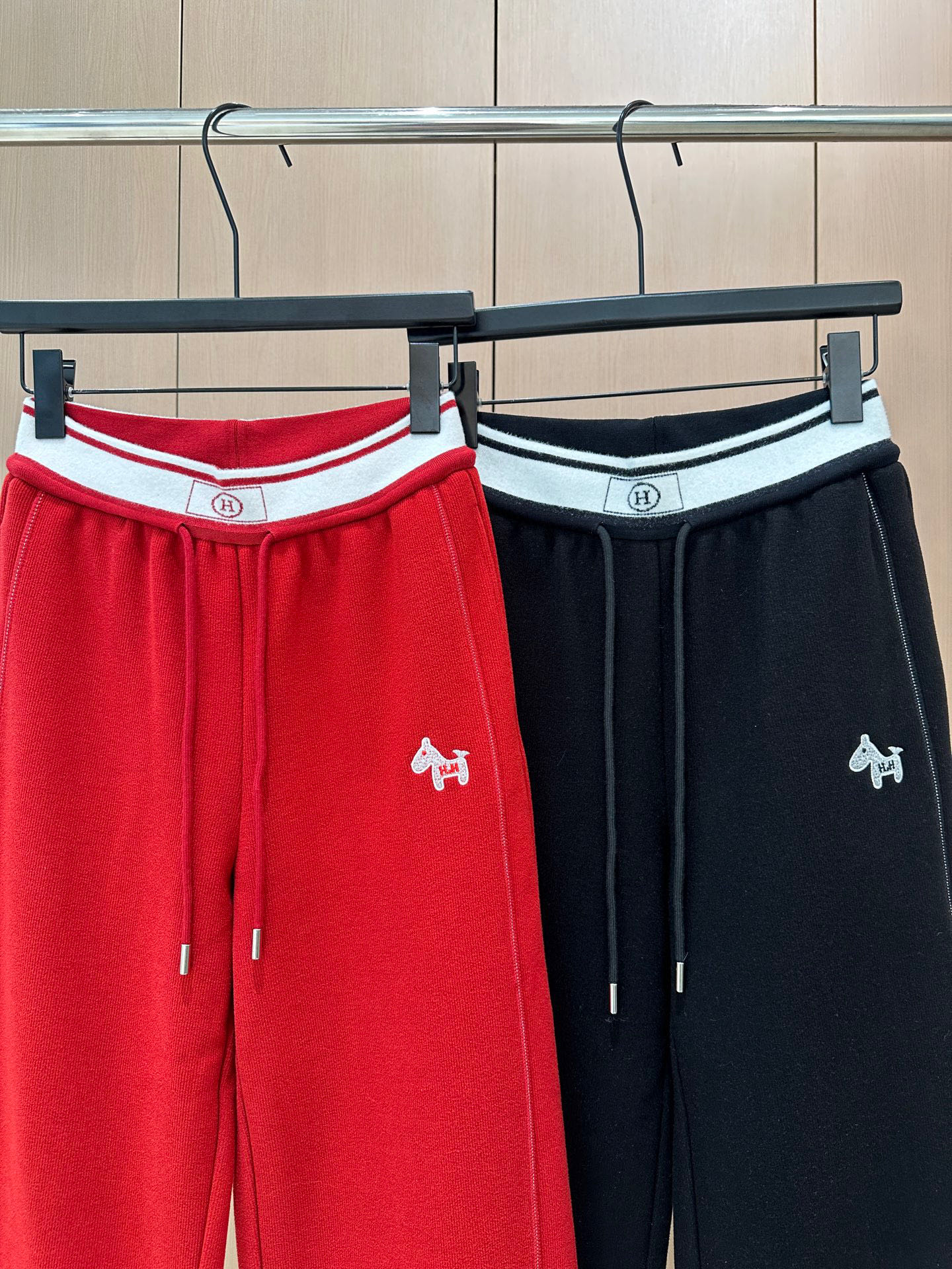 🛒𝐍𝐄𝐖 · 𝟐𝟎𝟐5/爆款现货原单品质 设计师｜女神同款抽绳休闲裤圣诞🎄新年爆款 这款裤子选用优质面料