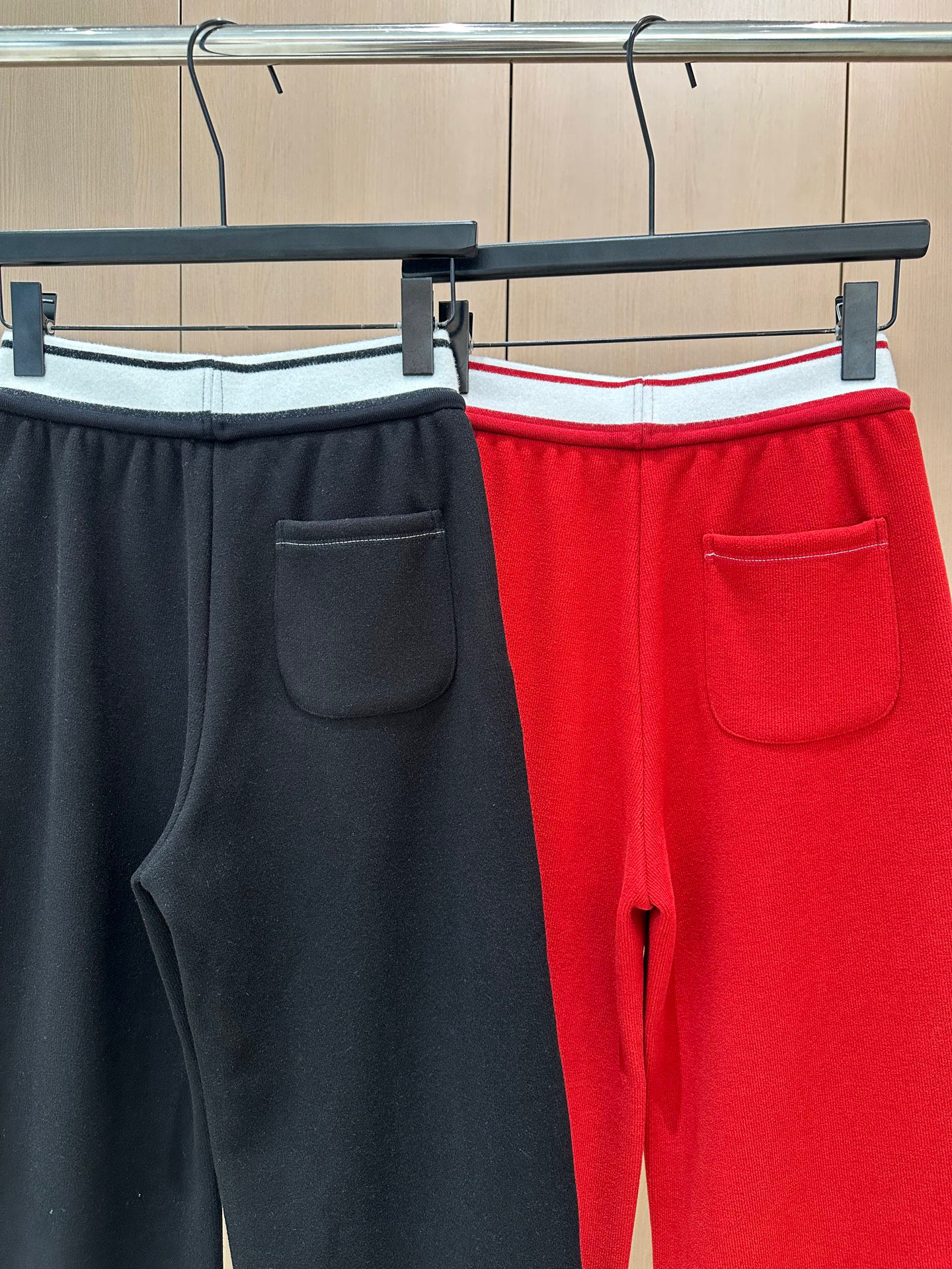 🛒𝐍𝐄𝐖 · 𝟐𝟎𝟐5/爆款现货原单品质 设计师｜女神同款抽绳休闲裤圣诞🎄新年爆款 这款裤子选用优质面料