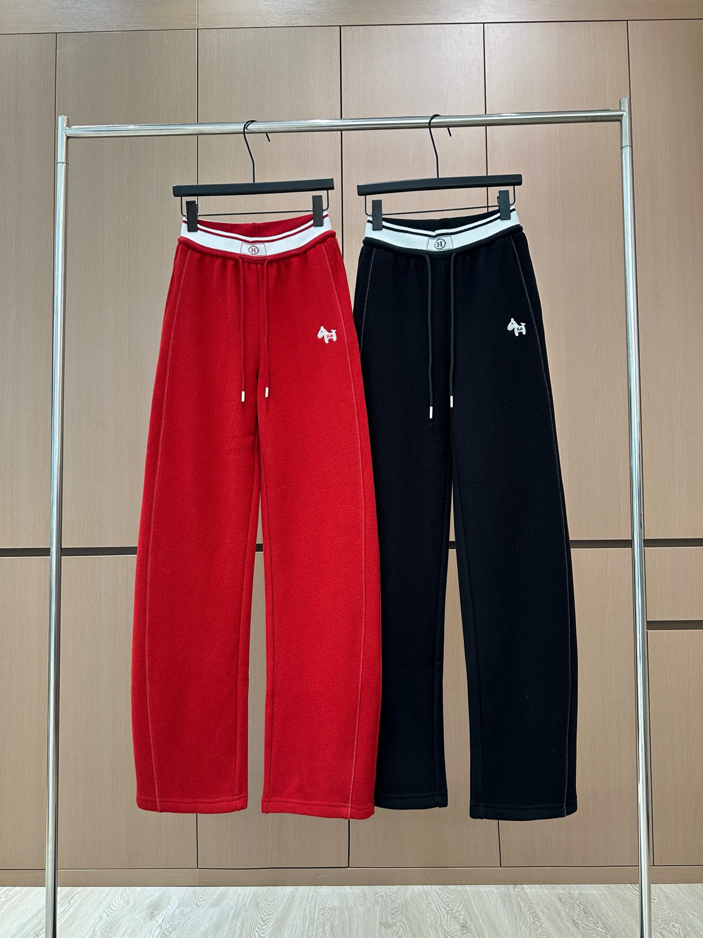 🛒𝐍𝐄𝐖 · 𝟐𝟎𝟐5/爆款现货原单品质 设计师｜女神同款抽绳休闲裤圣诞🎄新年爆款 这款裤子选用优质面料