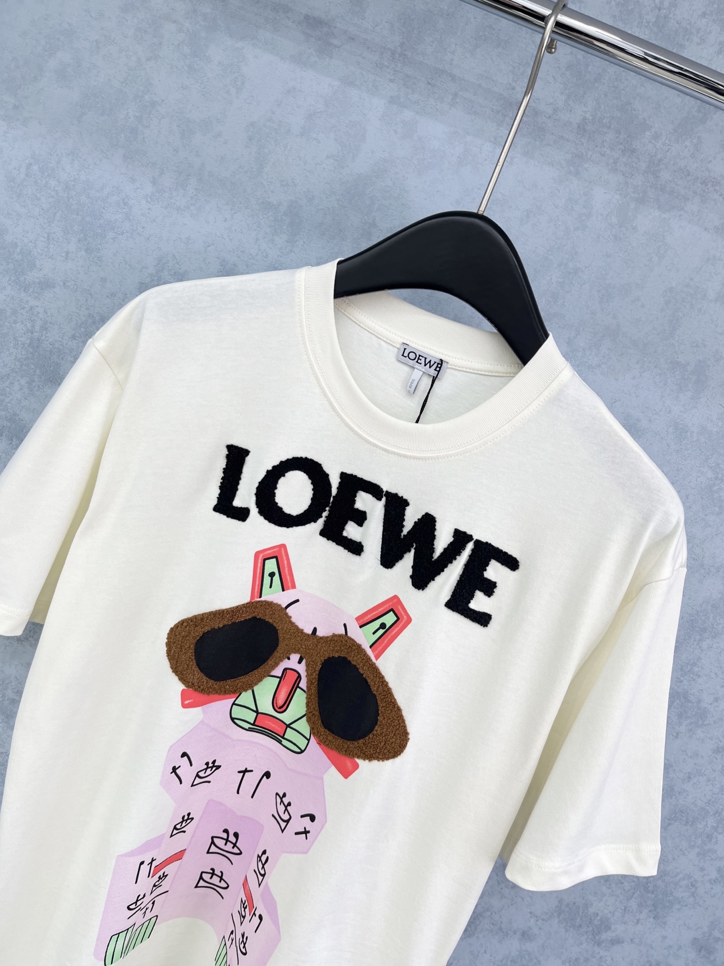 🛒𝐍𝐄𝐖 · 𝟐𝟎𝟐5/爆款现货原单品质 Loe*｜25新品立体植绒刺绣短袖T恤精致宽松版型上身巨显瘦！