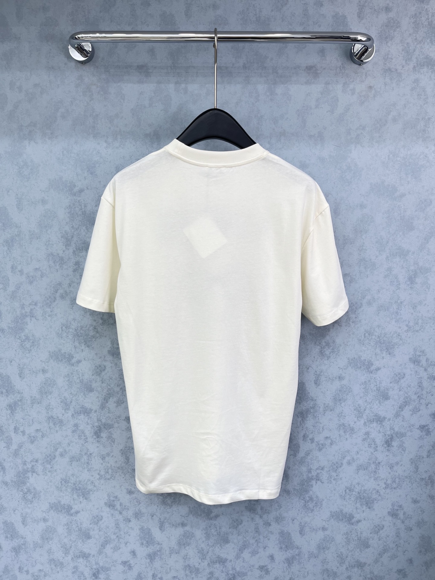 🛒𝐍𝐄𝐖 · 𝟐𝟎𝟐5/爆款现货原单品质 Loe*｜25新品立体植绒刺绣短袖T恤精致宽松版型上身巨显瘦！