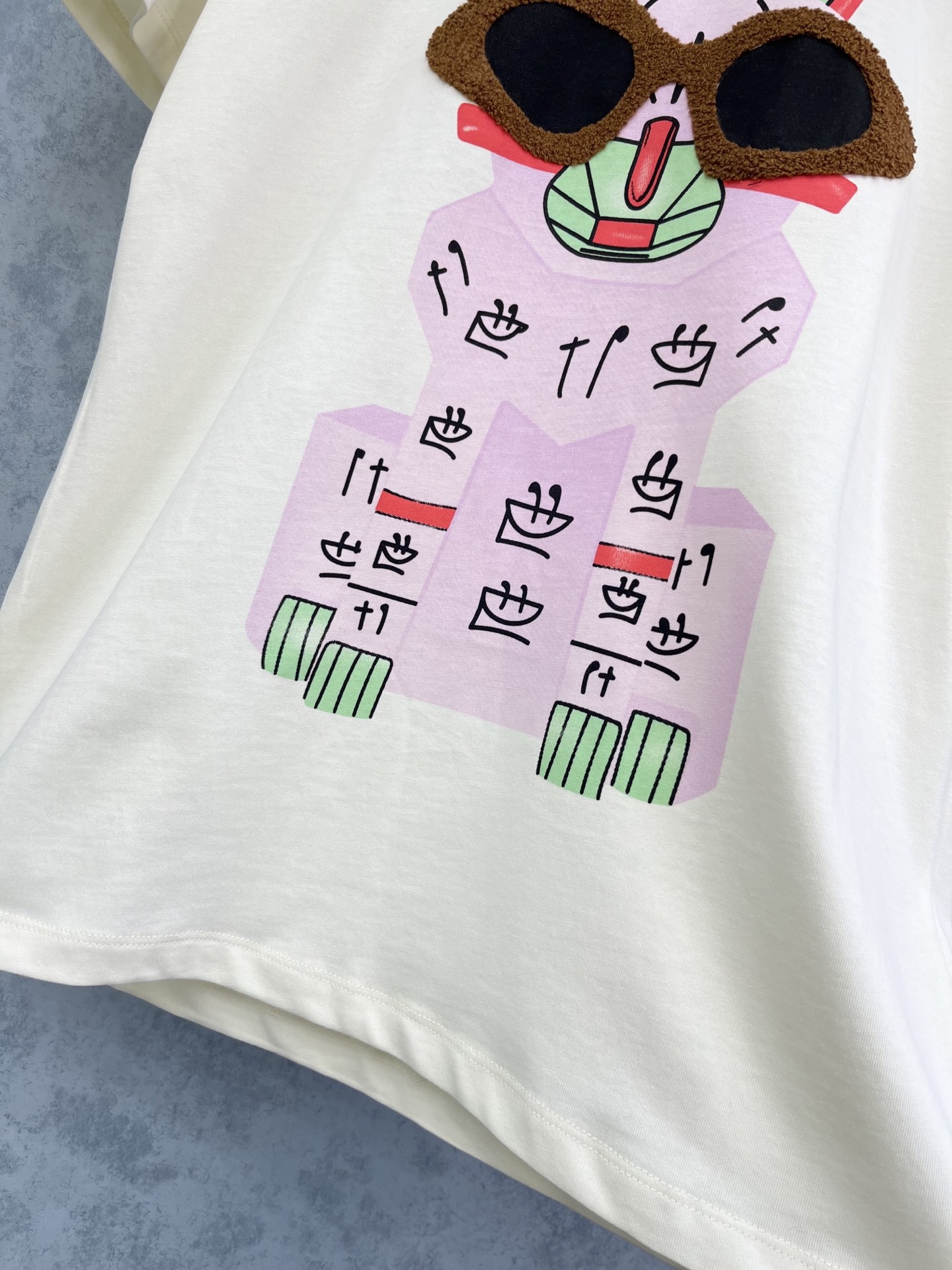 🛒𝐍𝐄𝐖 · 𝟐𝟎𝟐5/爆款现货原单品质 Loe*｜25新品立体植绒刺绣短袖T恤精致宽松版型上身巨显瘦！