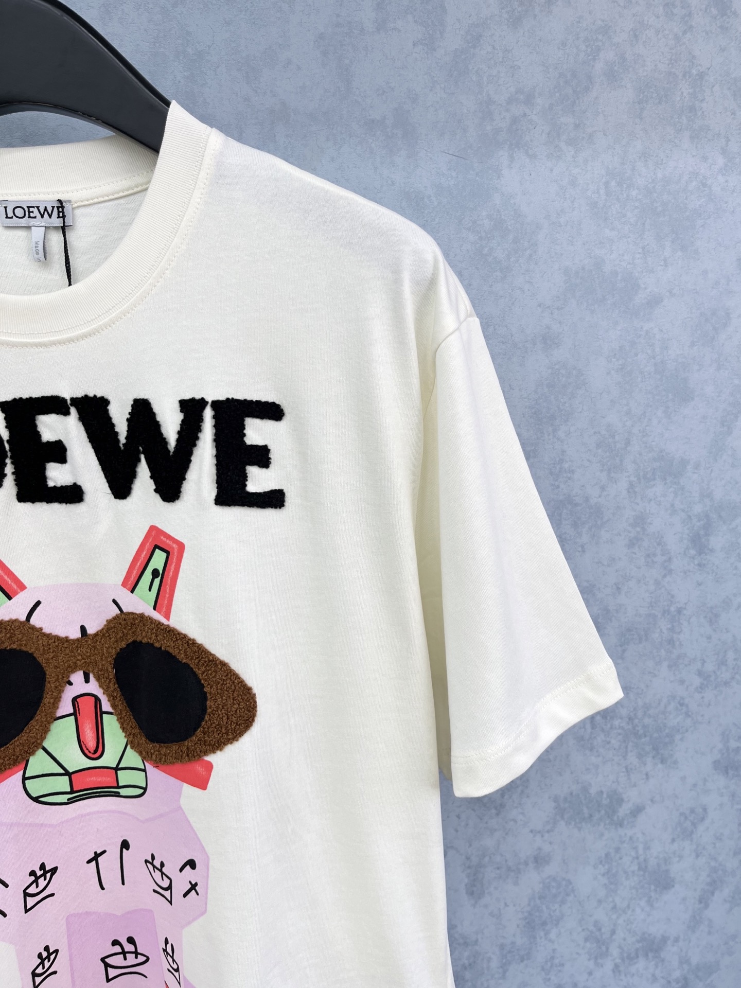 🛒𝐍𝐄𝐖 · 𝟐𝟎𝟐5/爆款现货原单品质 Loe*｜25新品立体植绒刺绣短袖T恤精致宽松版型上身巨显瘦！