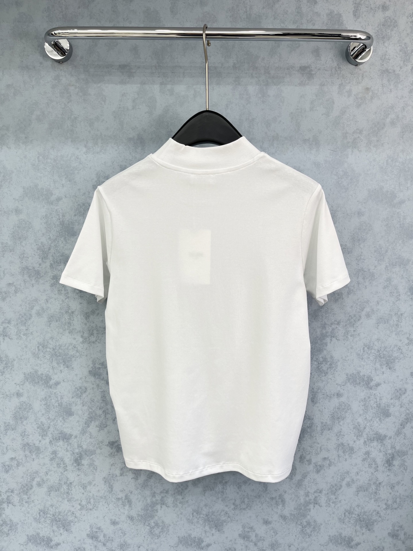 🛒𝐍𝐄𝐖 · 𝟐𝟎𝟐5/爆款现货原单品质 Celin*｜25新品半高领口袋印花短袖T恤精致版型上身巨显瘦